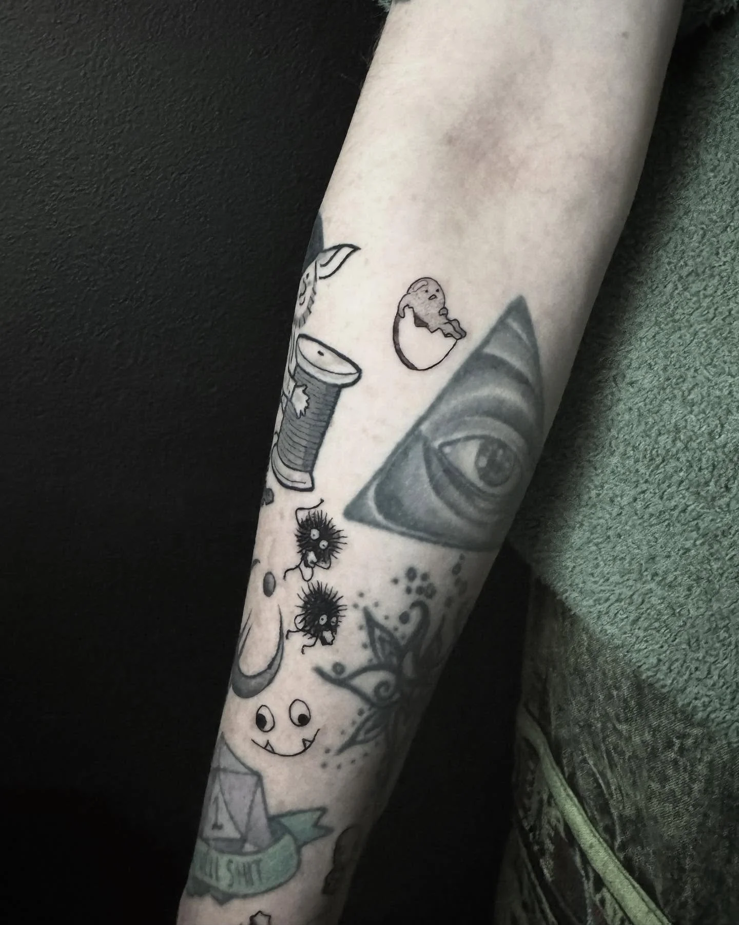Some gap fillers for my  beautiful wife @emilyblakebaked some cute soot sprites, forest spirits, gudetama, and smiski.

Very happy to spend a day doing these! 
#studioghibli #tattoo #adelaidetattoo #tattooapprentice 

@vintagescarecrow 
@rghtstuff