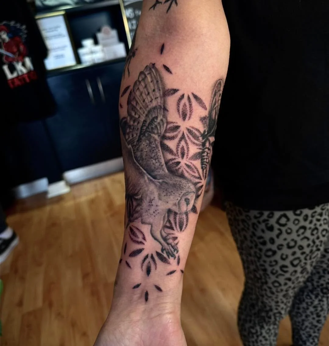 more realism birds and some dotwork background! i am so thrilled everytime i get a chance to work on this sleeve! thank you Kerri! 

#realismart #realismtattoo #greywashtattoo #realism #greywash #realismapprentice #cutetattoo #minimalism #finelineapp