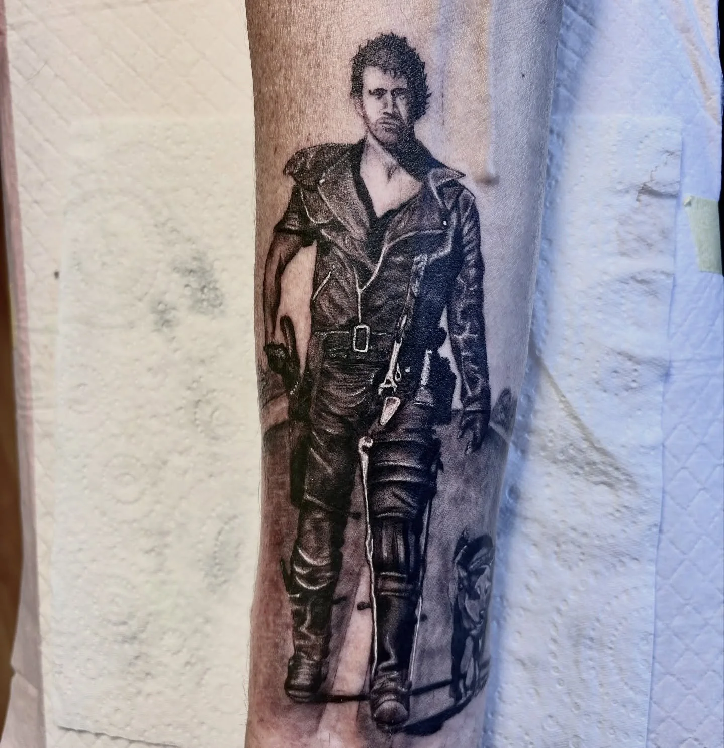 MAD MAX. 
Absolutely loved doing this piece and very happy with the result. Anyone else want some realism movie scene tatties?? 🤭🖤 

#madmax #madmaxtattoo