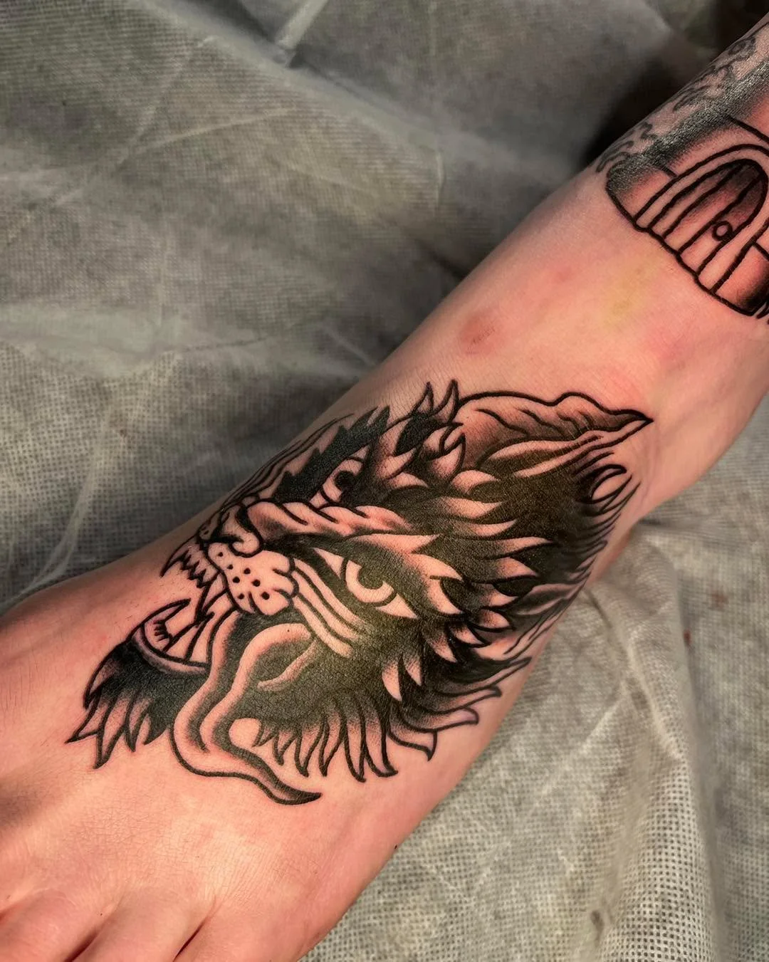 All this was done in a day by @lkw_tattoos 🫶

Liam can fit so much into one booking, send him a DM to get in while you still can for the year 👀

#tattoo #tattooartist #adelaidetattooartist #tattootherapy #tattooshop #tradtattoos #tattooideas