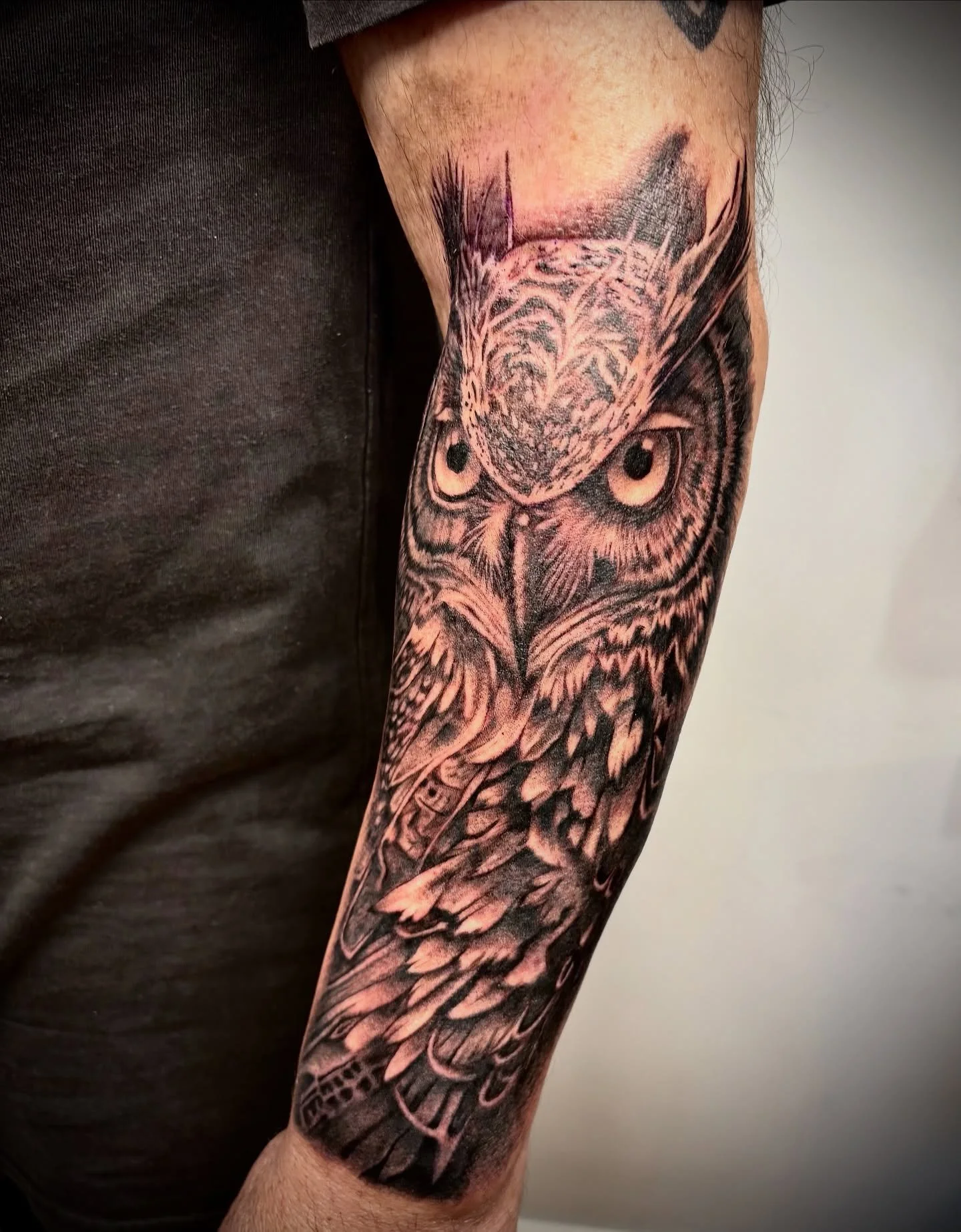 Well owl be damned 🤭 thanks Phil for the fun piece and sitting amazing as always!

#owl #owltattoo #vintagescarecrow #blackwork ##blackandgreytattoo #dynamicink #tattoo #tattooed #cobratattoomachine #adelaide #adelaidetattoo
