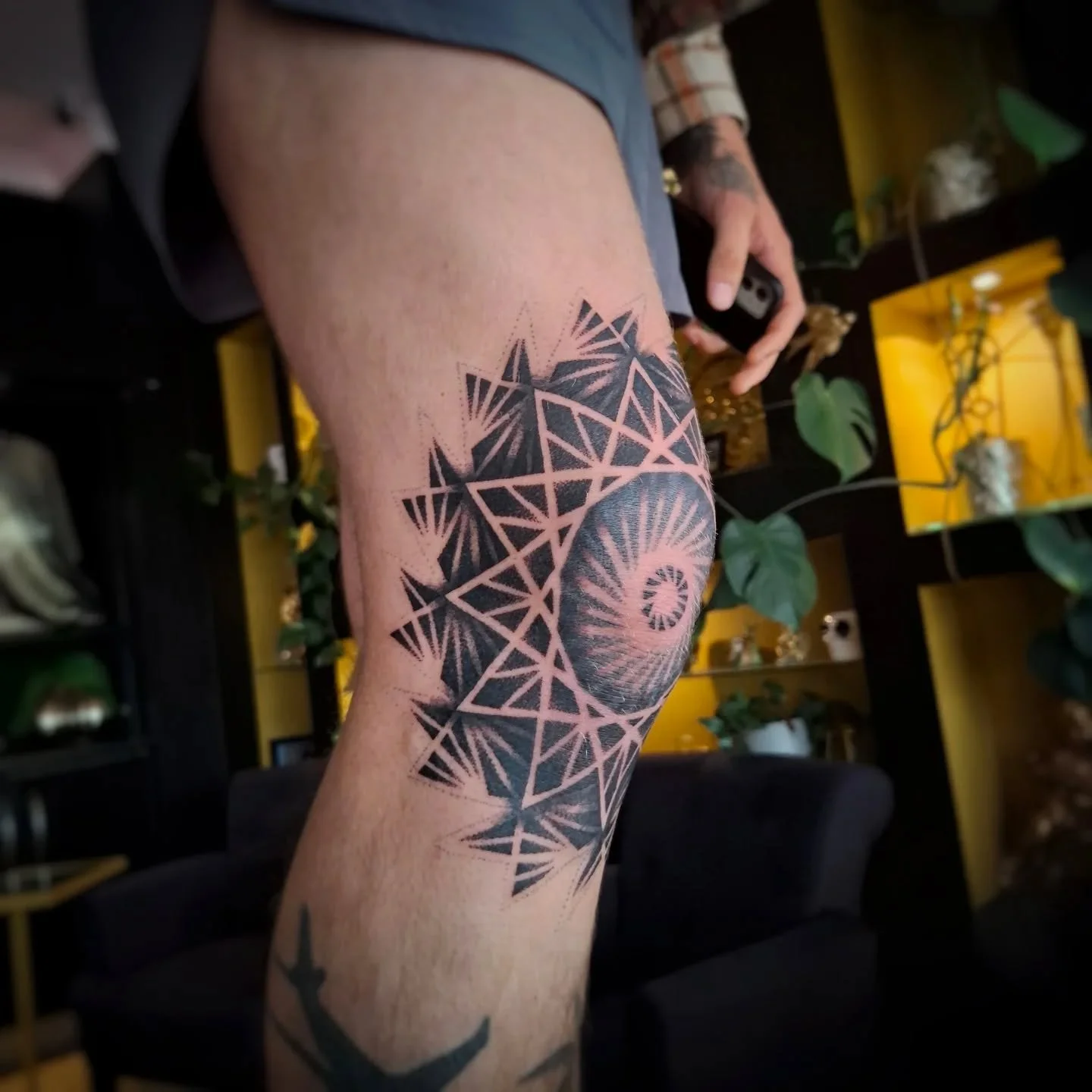 I love a good knee banger! 🔥 This one&rsquo;s from yesterday for Dominic. The middle section is healed from our first half-day session, where we knocked that out and outlined the rest of this piece. Appreciate you sitting like a rock and can&rsquo;t