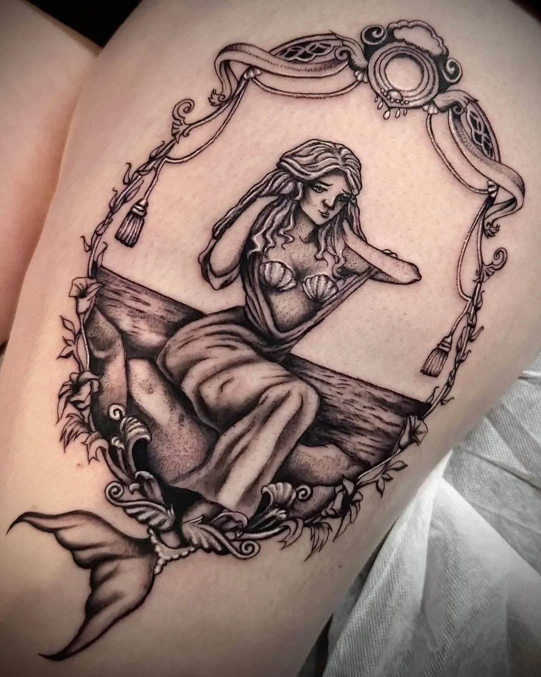 finally got to give this custom drawn flash design a home ! thank you Mackenzie so much for claiming this gal! 

done at vintagescarecrow

#greywashtattoo #greywash #cutetattoo #minimalism #finelinetattoo #fineline