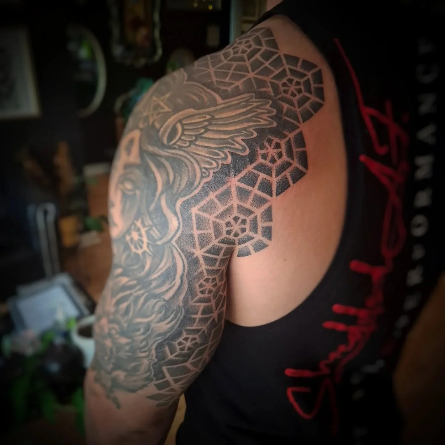 Filling in the gaps around Daniel&rsquo;s existing work. This session, we added a repeated pattern around the shoulder to bridge the pieces. With the inner bicep already complete, we&rsquo;ll soon be working our way through the rest of the arm. Stay 
