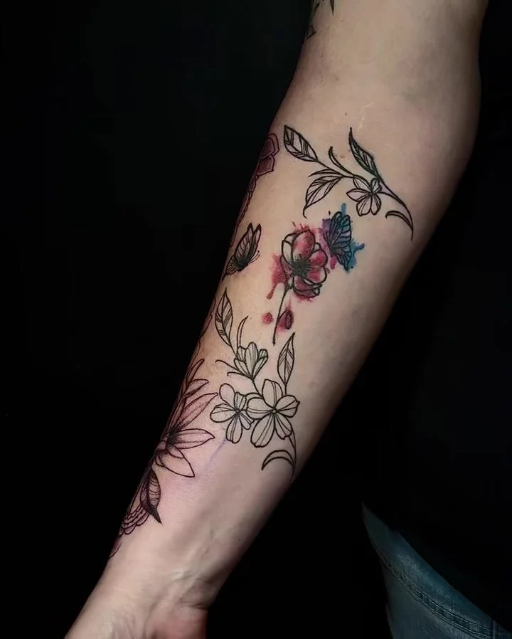 obsessed with how this custom mandala and flower work came out! I feel so blessed when i get to create such beautiful pieces for you guys! 

#blackandgreytattooing #blackinktattoo #oneofakind #inked #adelaidetattoos #customtattoo #tattoostyle #unique