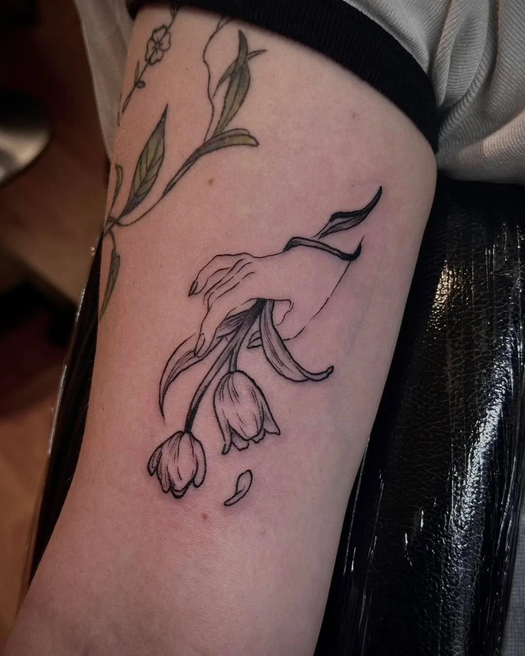 some little ones from the last few months! the big pieces are fun but so are the smaller designs! every chance to put art on skin is a blessing! 

#cutetattoo #minimalism #finelinetattoo #fineline #blackandgreytattooing #blackinktattoo #oneofakind #i