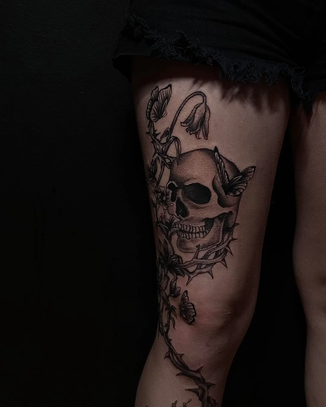 you know i just love the dark and macabre, especially when its mixed with florals and gorgeous things! more like this please!
Thank you trinity you sat like a champ! 

My books are open until the end of February, if you want some new ink send a messa