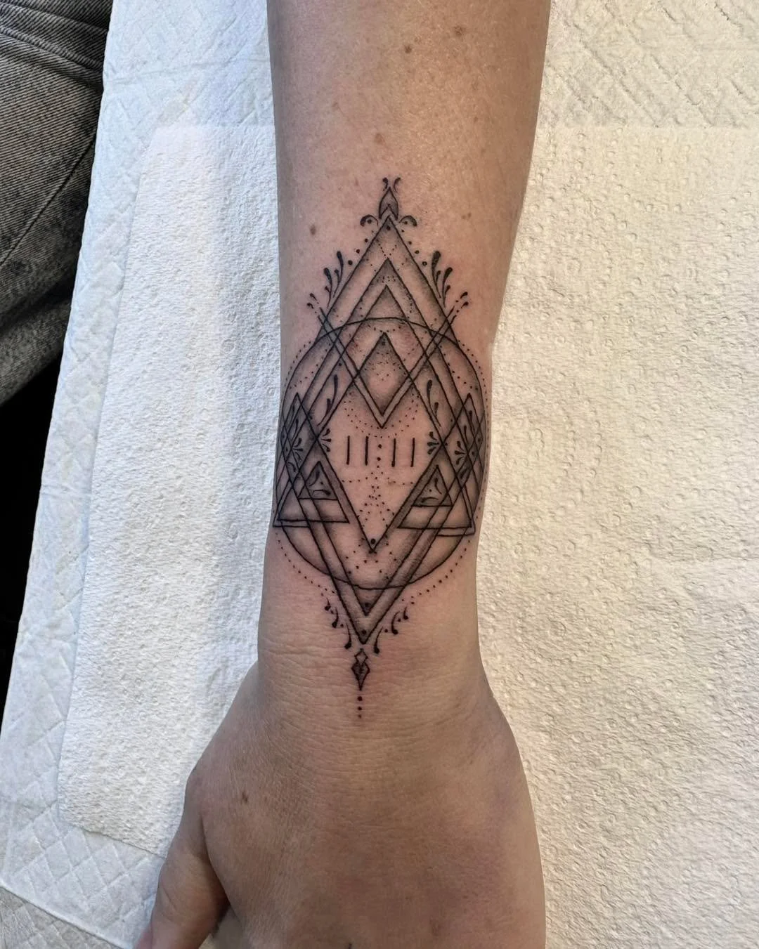 Two stunning pieces for this client by @houdini.ink recently 🫶

Bec has been a busy bee working on so many cool pieces lately, so send her a DM to snatch up one of her remaining appointments and come hang out! ❤️&zwj;🔥

#tattoo #tattooartist #adela