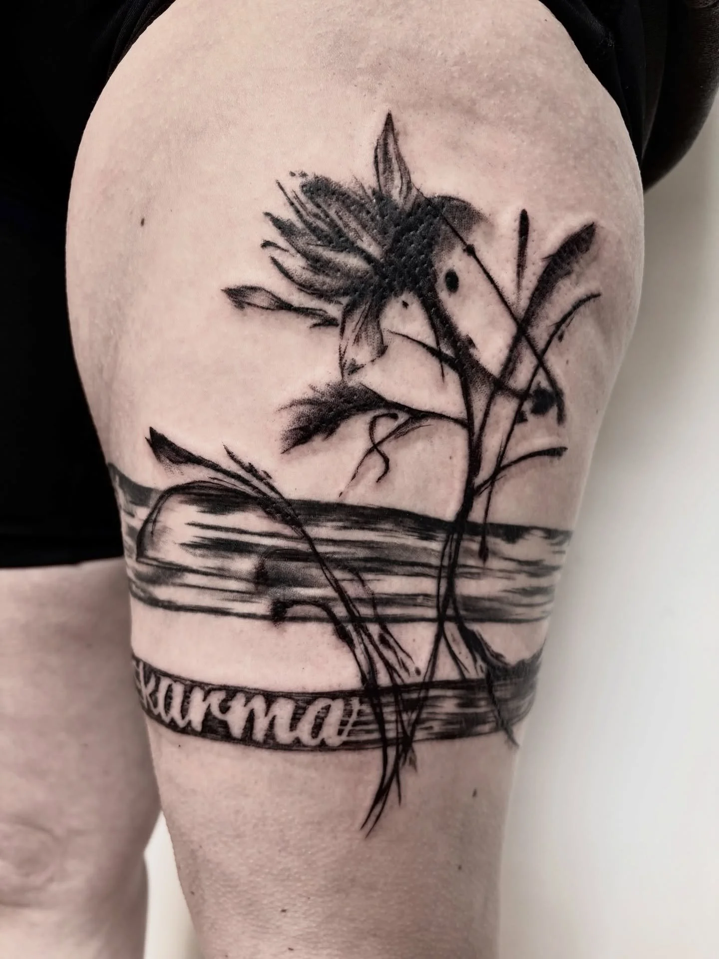 Love doing abstract brush style pieces! Got to paint most of this on free hand and love it. ☺️🖤