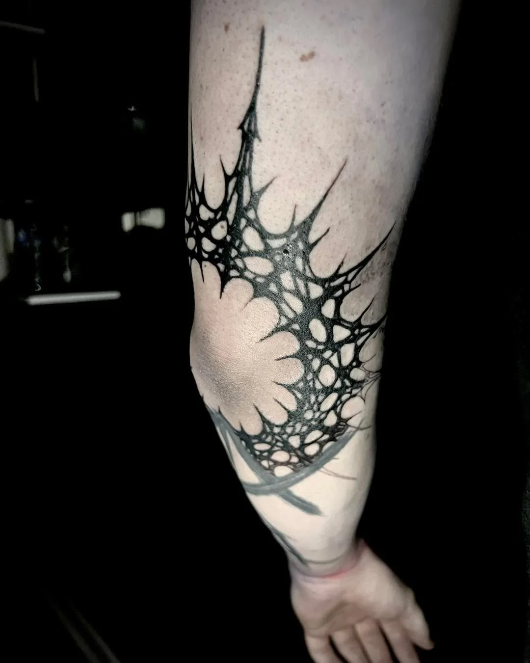 Such a fun idea for a tricky spot done by @cloud.tattoos 🖤

Claudia&rsquo;s books are almost full for the next few months, and will be closing once they are, so send her a DM to get in quick and secure your spot 👀

#tattoo #tattooartist #adelaideta