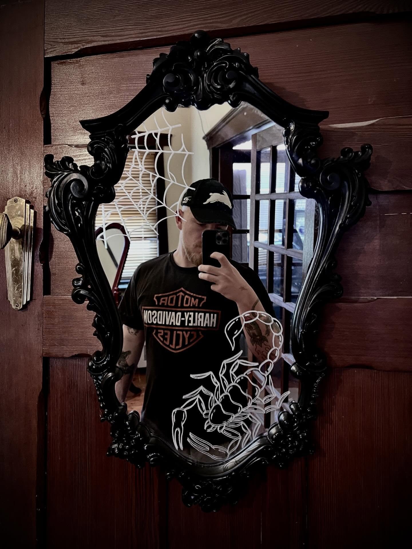 🕸️ 🦂 VINTAGE SCORPION 🦂 🕸️ 

Another mirror?!? This is unreal! A client commissioned me to do this piece for them and I was all for it! 

Super fun piece to do, thanks as always @harleycrowell_  for the creative freedom.

SOLD $249
If you&rsquo;r