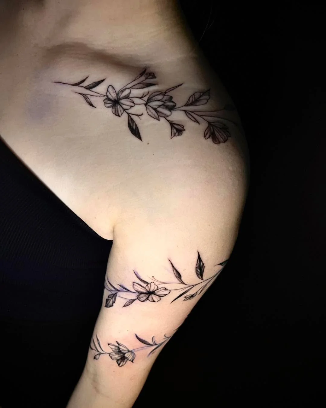 Such a stunning floral piece done completely freehand by @cloud_tattoos 🍃

Claudia only has a few limited spaces left before her books are all full, so send us a DM now to secure your spot while you still can 🫶

#tattoo #tattooartist #adelaidetatto