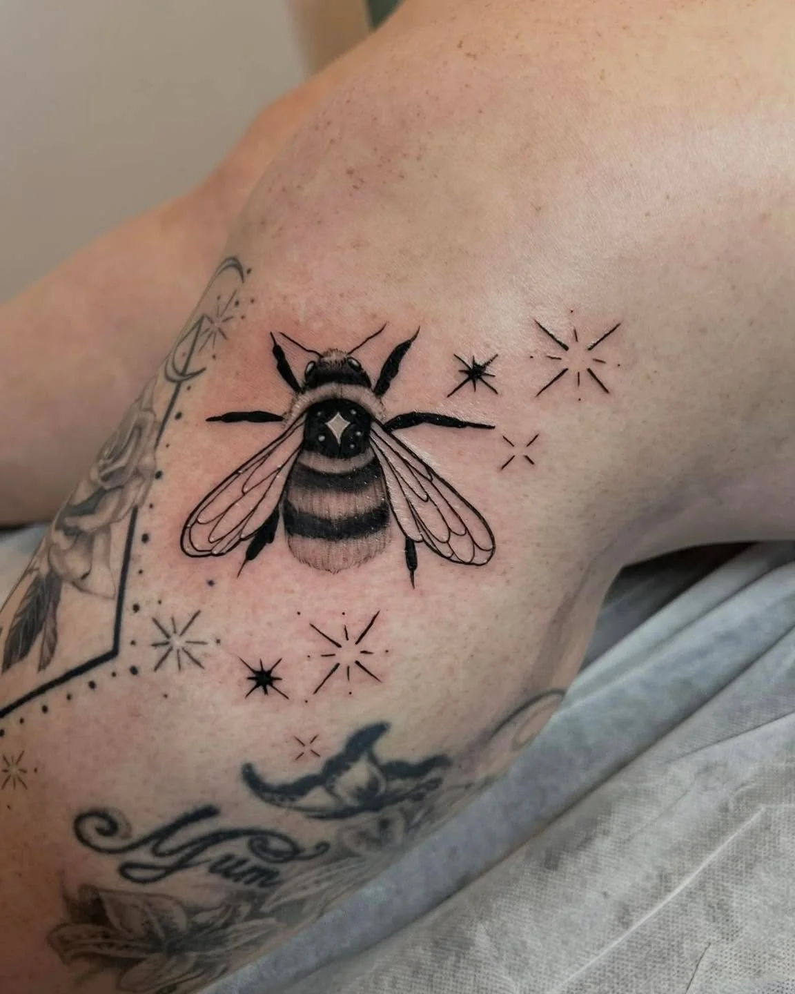 We&rsquo;ll never get tired of tattooing bee friends 🐝 This lil cutie was recently done by @cloud.tattoos and we&rsquo;re absolutely obsessed! ✨

Swipe through to see what&rsquo;s still available from Claudia&rsquo;s flash sheet 👀

With only a hand