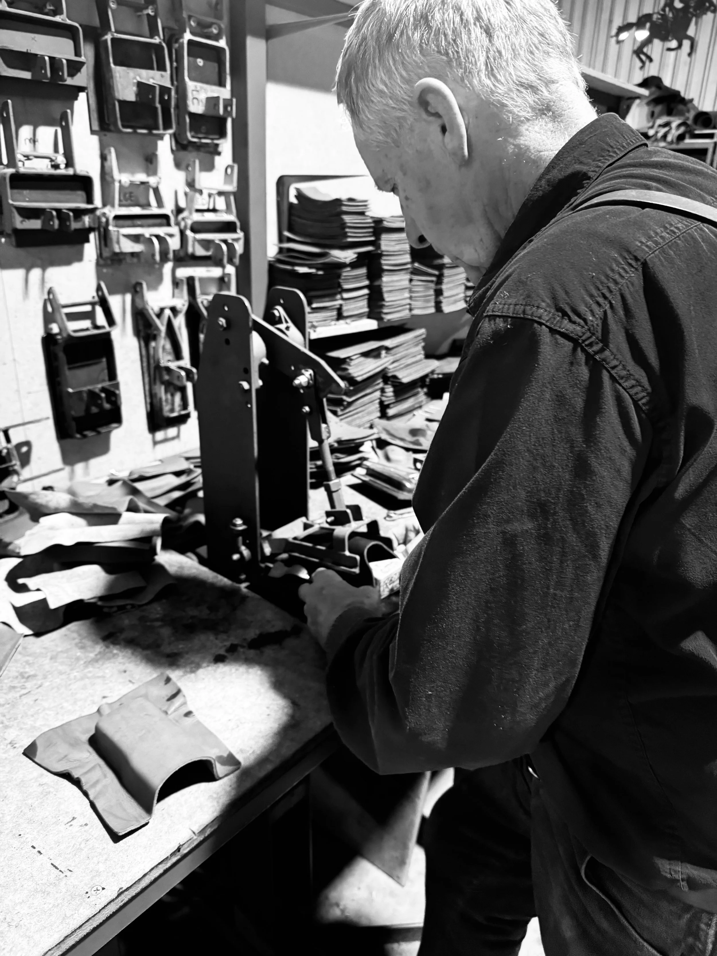 Lyle Kent showing showing how kent saddlery make their radio pouch.