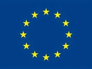 Europäische Flagge mit blauer Hintergrund und zwölf gelben Sternen in einem Kreis.