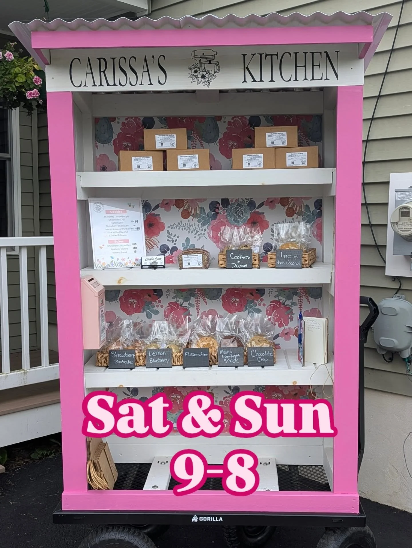 The bakery cart got a fresh coat of pink and she's feeling pretty cute about it. 💕

To celebrate, I've stocked her up with all kinds of goodies, and added a comment book!

If you stop by, leave me a note. Favorite treat? Dream cookie flavor? Terribl