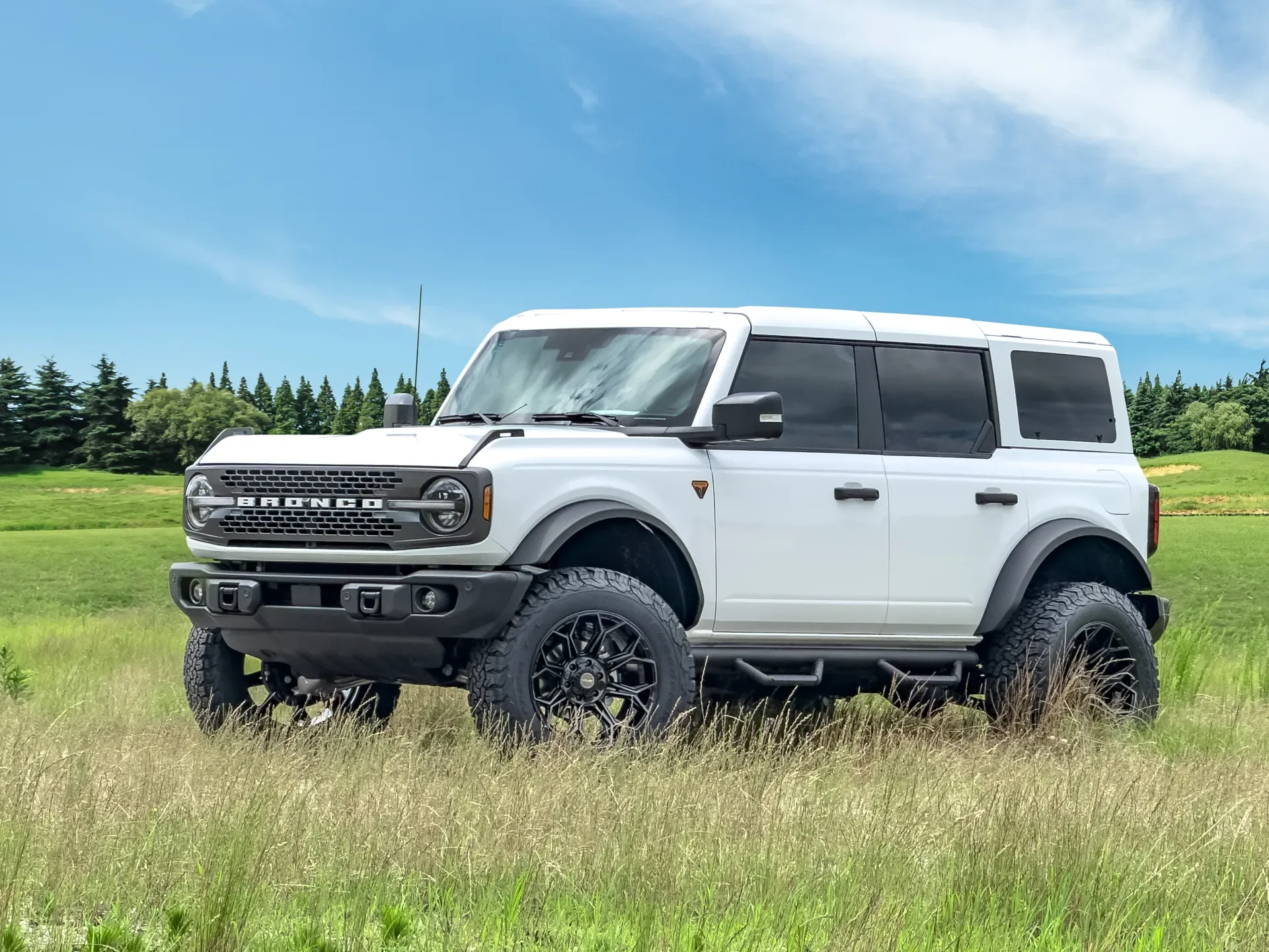 MV25 Bronco_Wht-Main3.webp