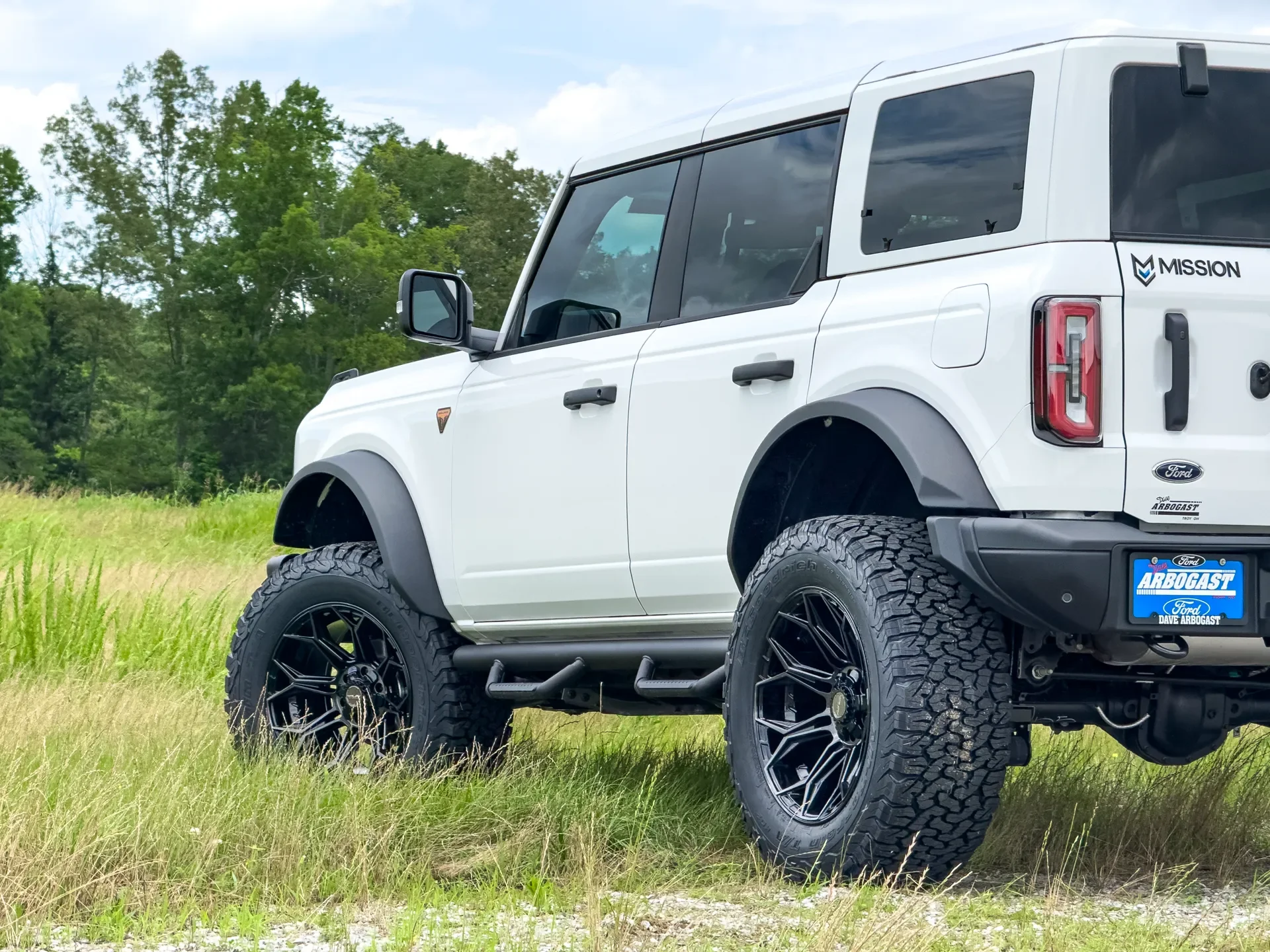 MV25 Bronco_Wht-Main2.webp