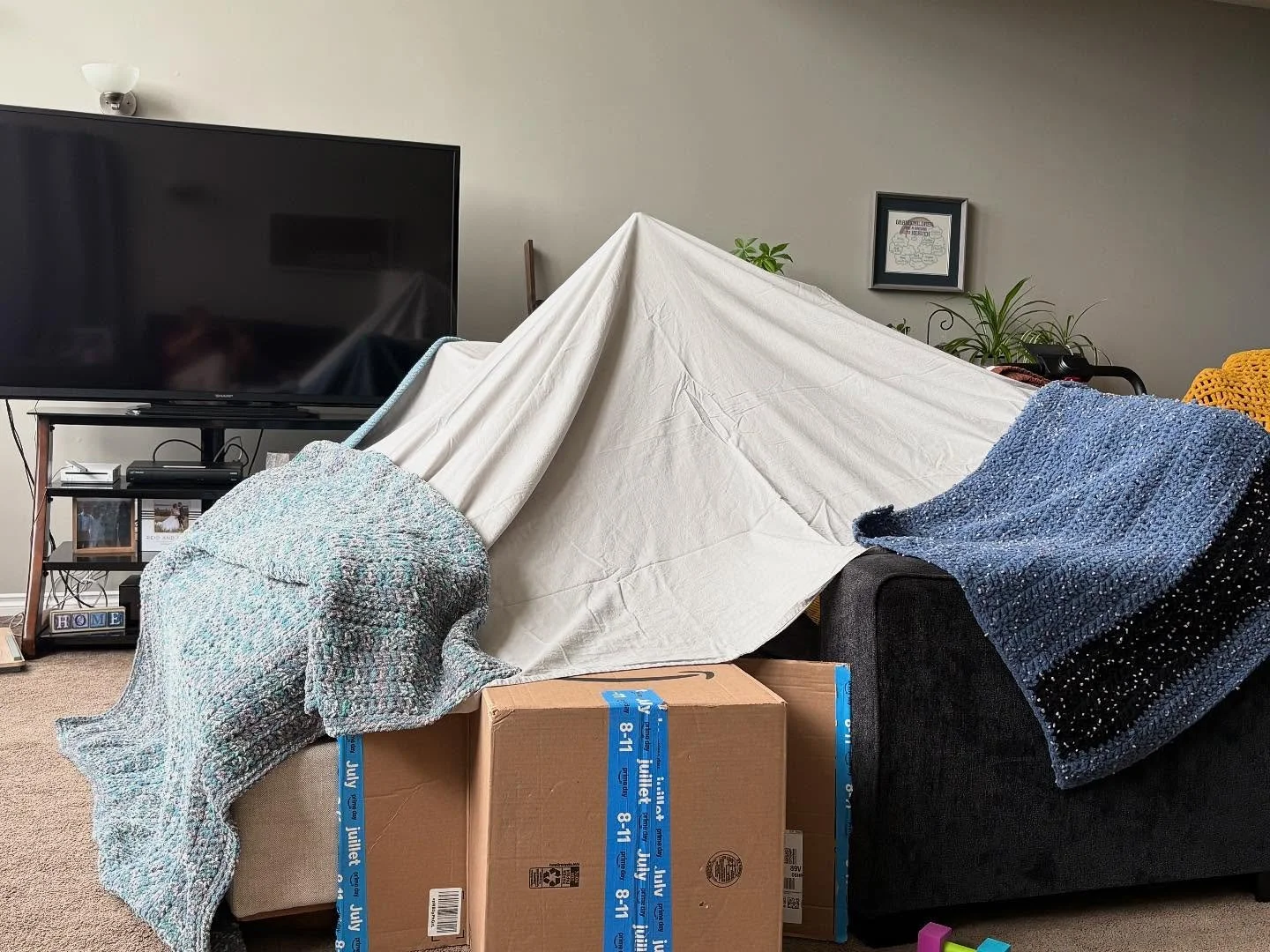 What to do on a rainy day&hellip; build a fort! It all started with a box&hellip; and ended with a password to enter, playtime, sneaky snacks, giggles and a snooze! SO FUN❣️