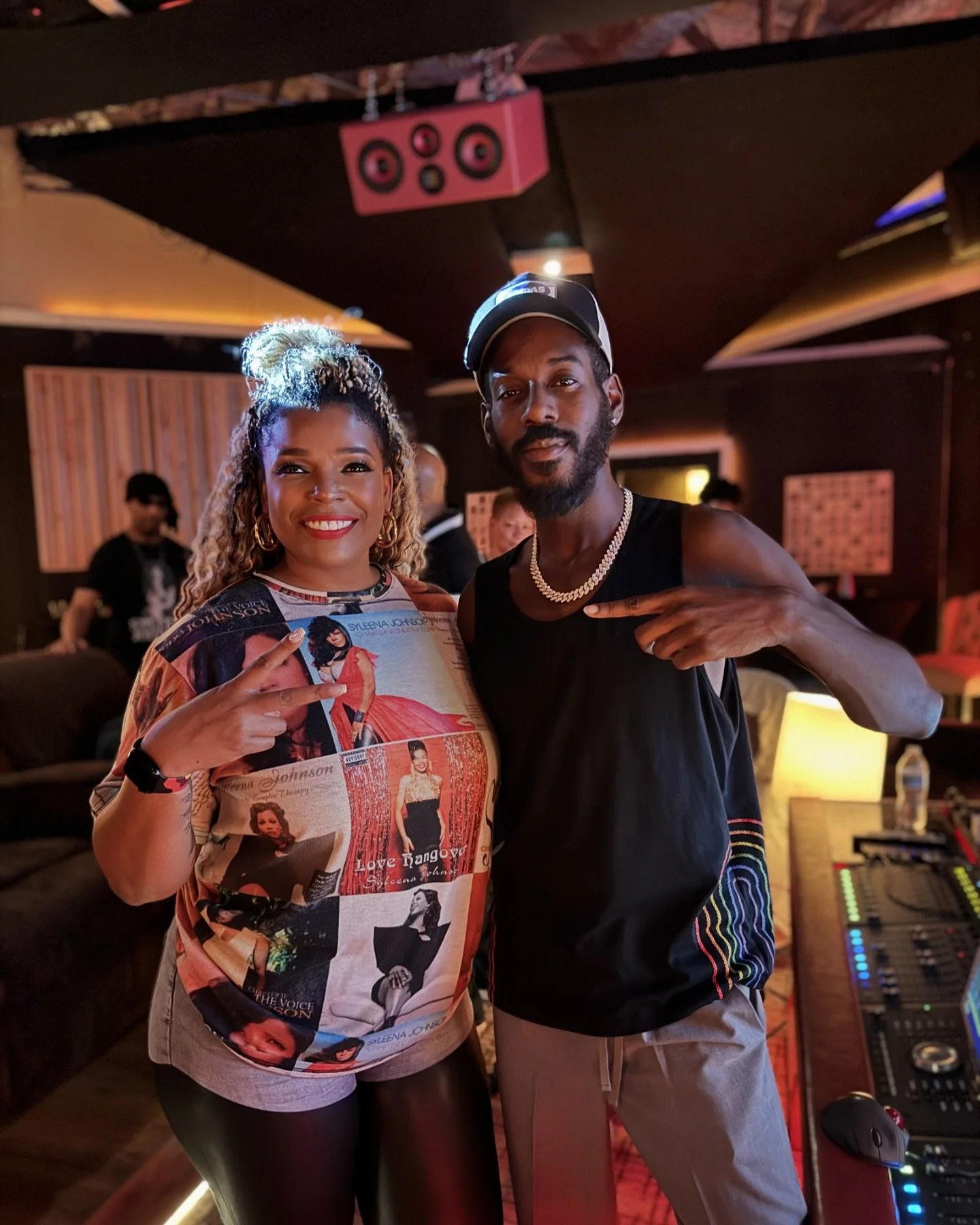 One of my favorite moments from this night was when we were at the bar &amp; 👑 @syleenajohnson ordered the &ldquo;Back To My Soul&rdquo; 😱❤️

Not only was it one of the best drinks 🍹 on the menu, it&rsquo;s also the name of our new song from her b