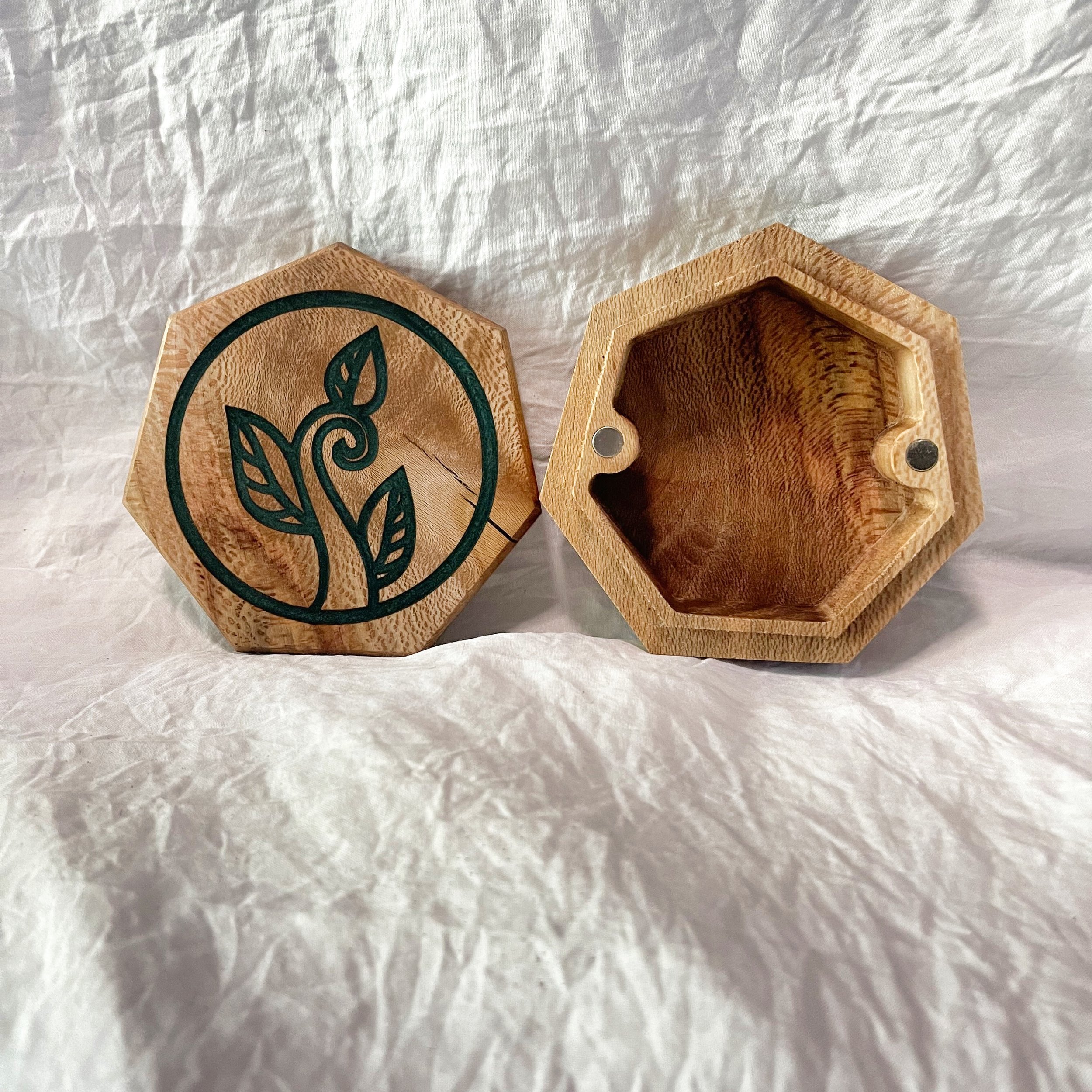elemental inlay dice box earth dnd sycamore wood.jpeg