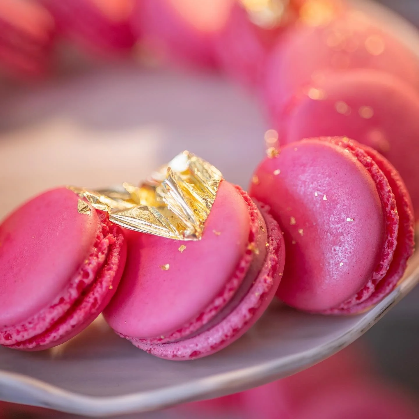 #macaron #macarons #pinkmacaron #pinkmacarons #pinkmacarons💕 #foodphotography #foodphotographer #pink #ediblegoldleaf