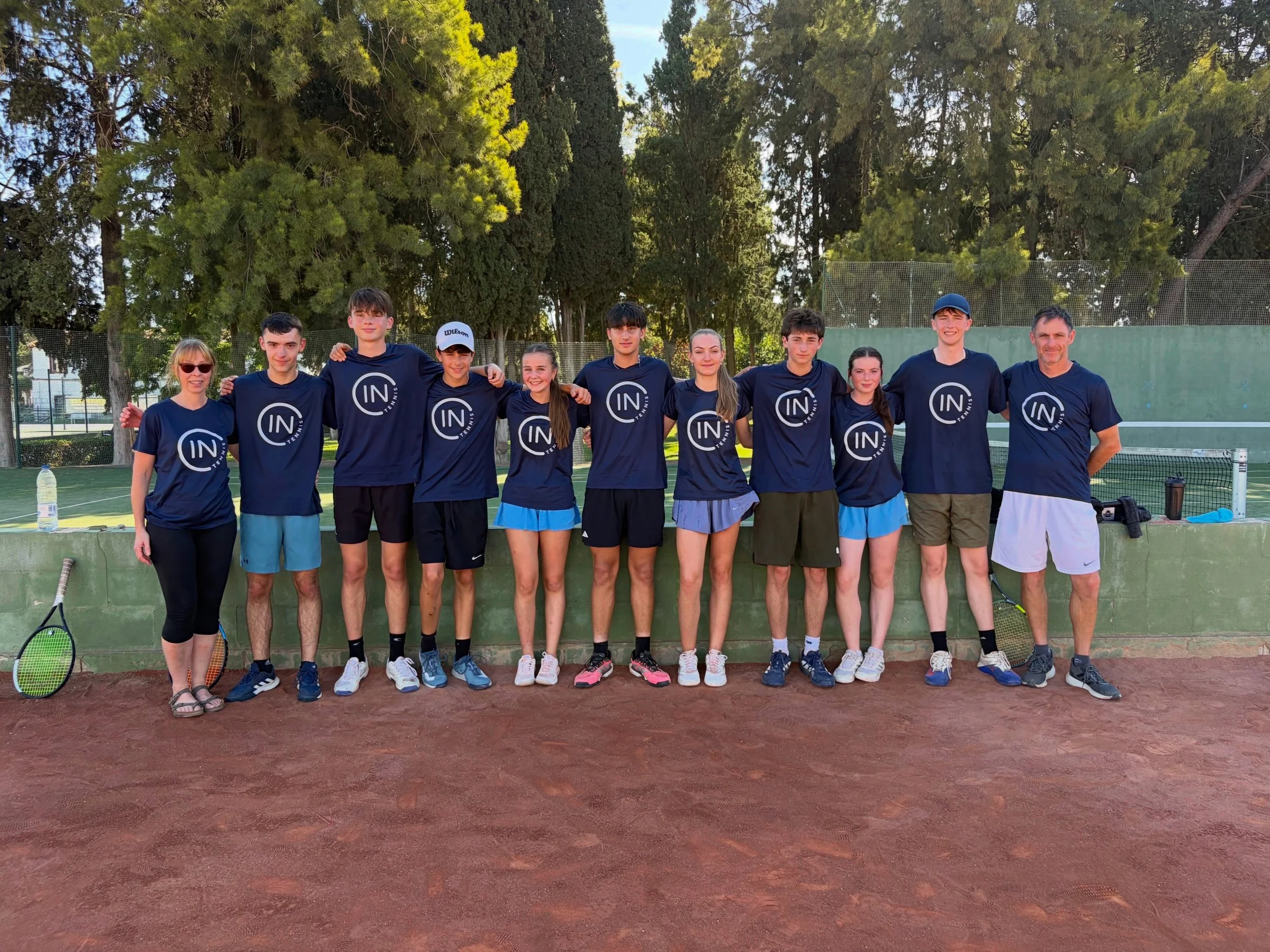 𝐆𝐖 𝐓𝐞𝐧𝐧𝐢𝐬! 🏴󠁧󠁢󠁳󠁣󠁴󠁿 🎾 

We&rsquo;re delighted to welcome this fantastic group of players from Dalgety Bay Squash &amp; Tennis Club, Scotland, to Club Nazaret for a week of tennis training! 

They&rsquo;ve been hitting the clay courts t