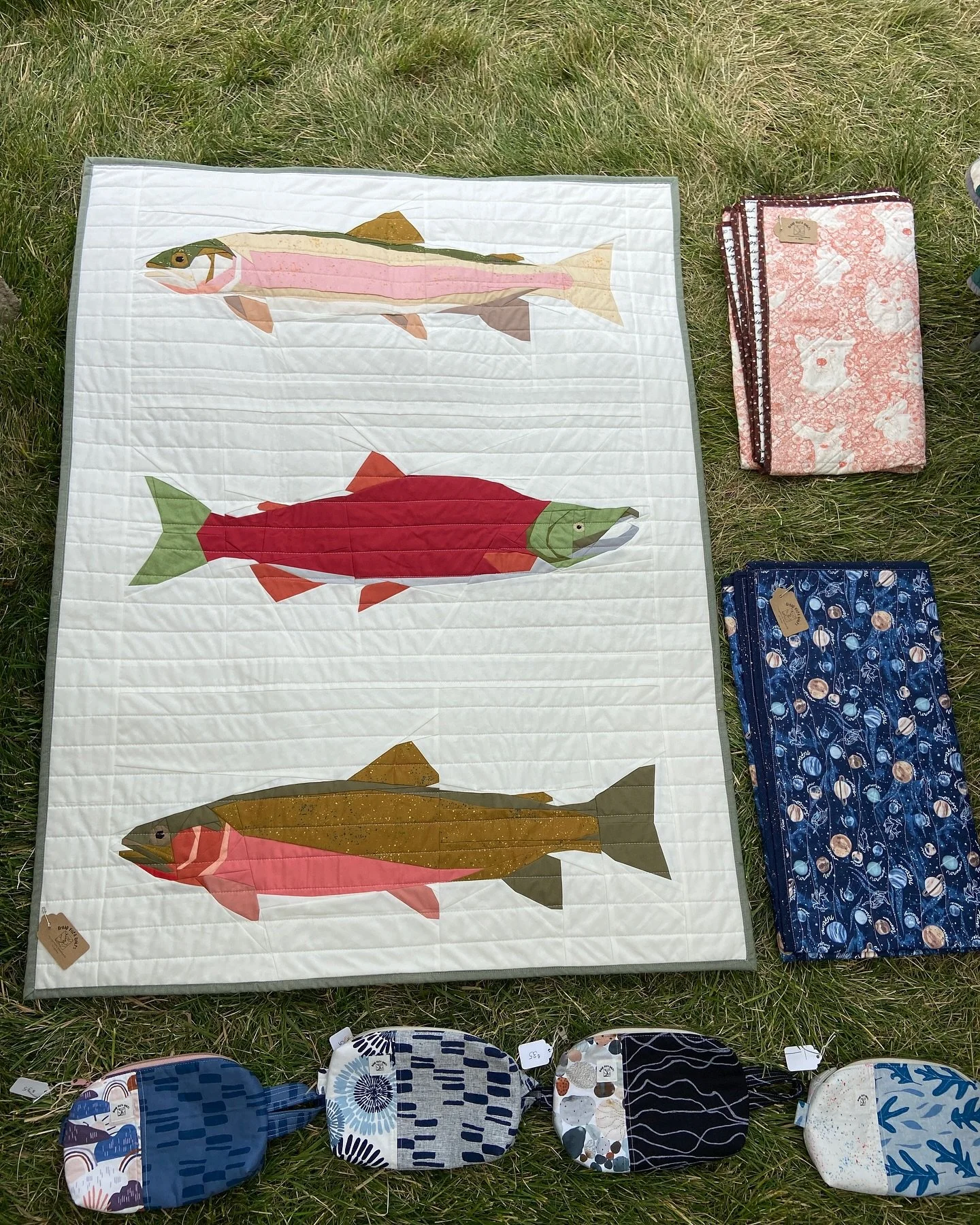 Before I left Stanley yesterday I dropped off a restock at the @sawtoothassociation Redfish Gallery. Nobody bought my fish quilt this weekend so it&rsquo;s restocked at the gallery, along with 2 whole cloth baby quilts and 4 boxy toiletry bags. No vi