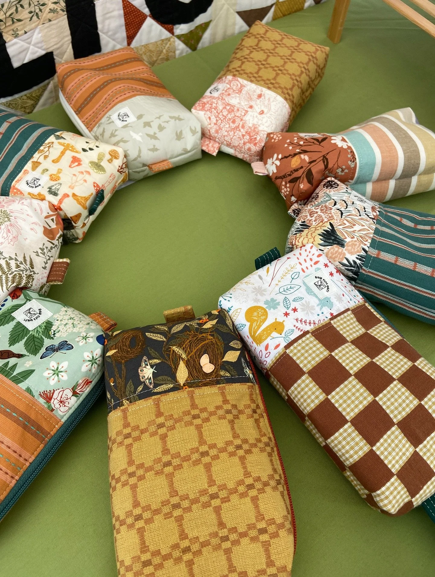 Maybe my favorite iteration of the boxy toiletry bags yet, these fabric combos are sooo fun! I have these bags as well as lots more goodies at the @paulettescraftstore_homedecor Sweater Weather Cozy Market today until 8 pm here in Salmon!