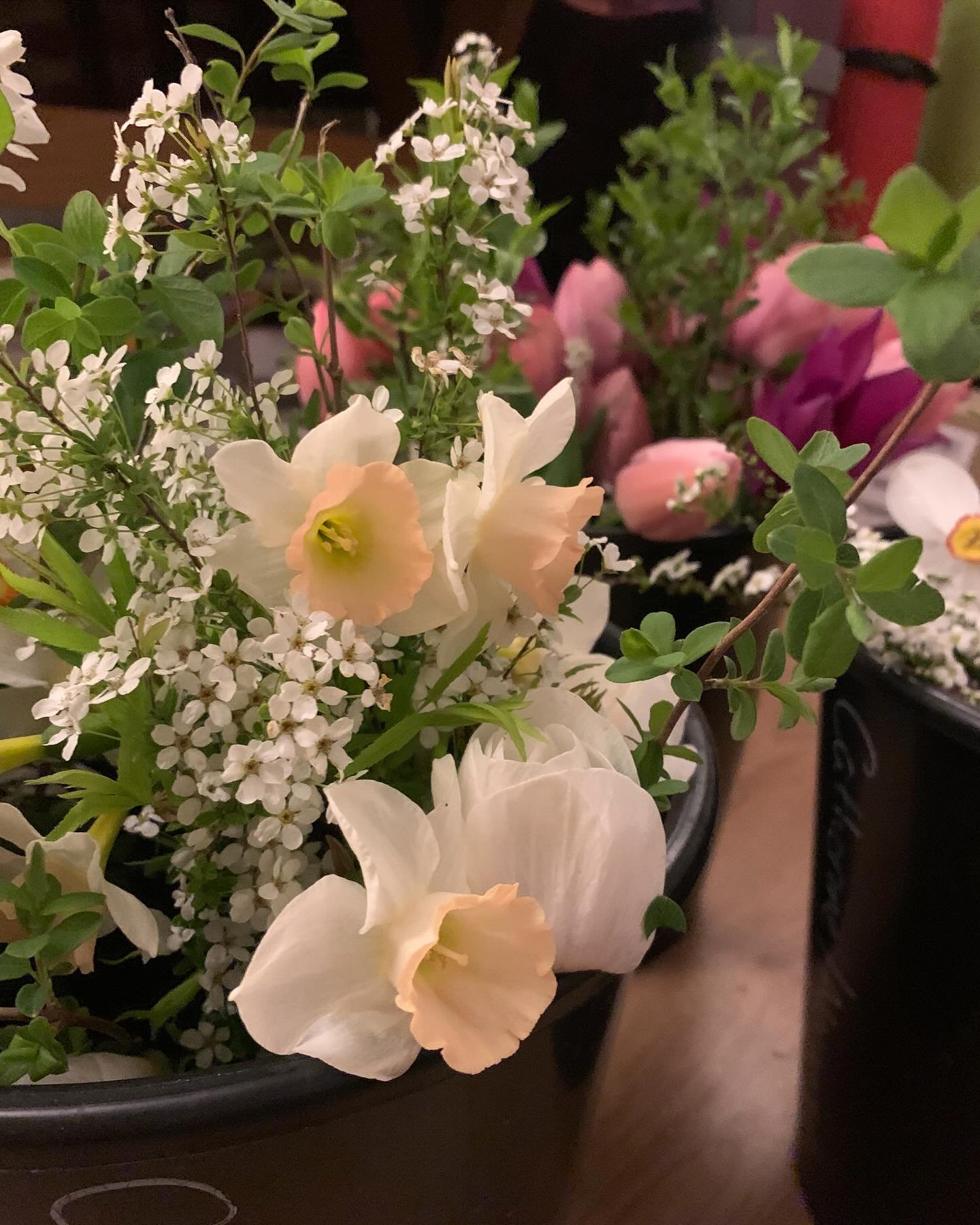 First big bunches of flowers from the flower farm for family and friends 🥰🌱
#flowerfarm 
#springflowers 
#happiness