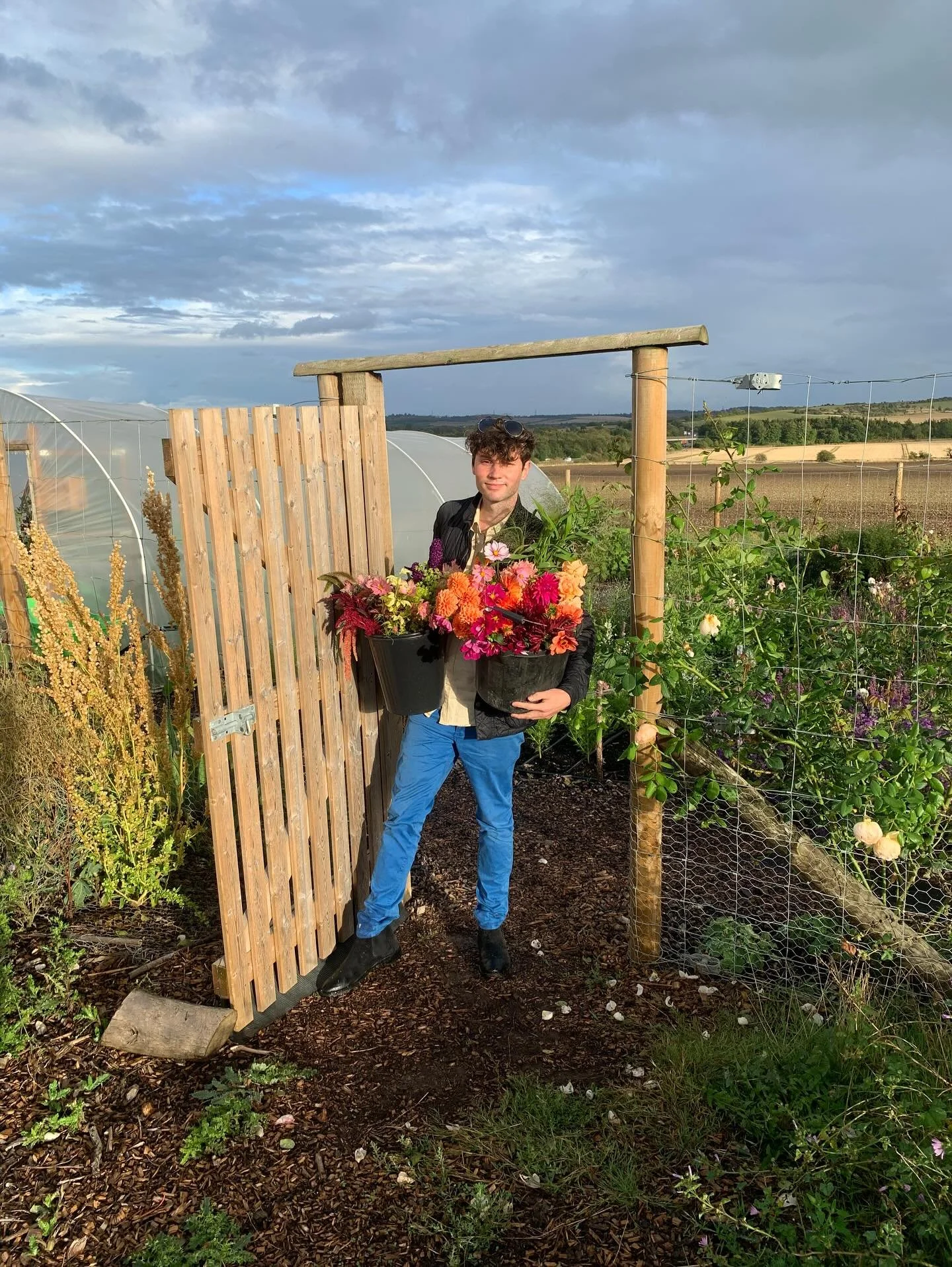 Such a pleasure to have Arthur Parkinson visit the flower farm yesterday, picking flowers in preparation for his wonderful demo and talk at our local horticultural society. 
#catherinealexanderflowers 
#arthurparkinson
#flowersfromthefarm 
#localbrit