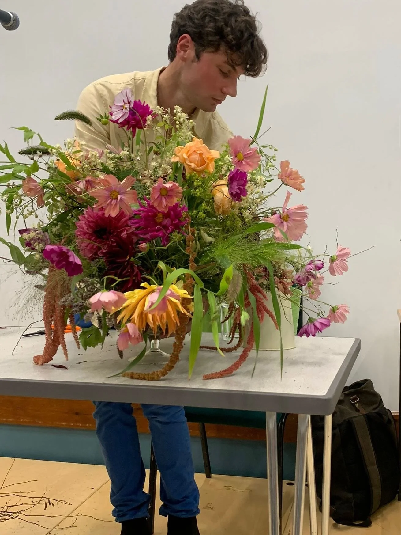 A little snapshot of @arthurparkinson_  giving a superb talk and demo at the Great Chesterford &amp; District Horticultural Society last week, using flowers from my farm. 😊🌱
#catherinealexanderflowers 
#flowerfarmer 
#localflowers 
#organicflowerfa