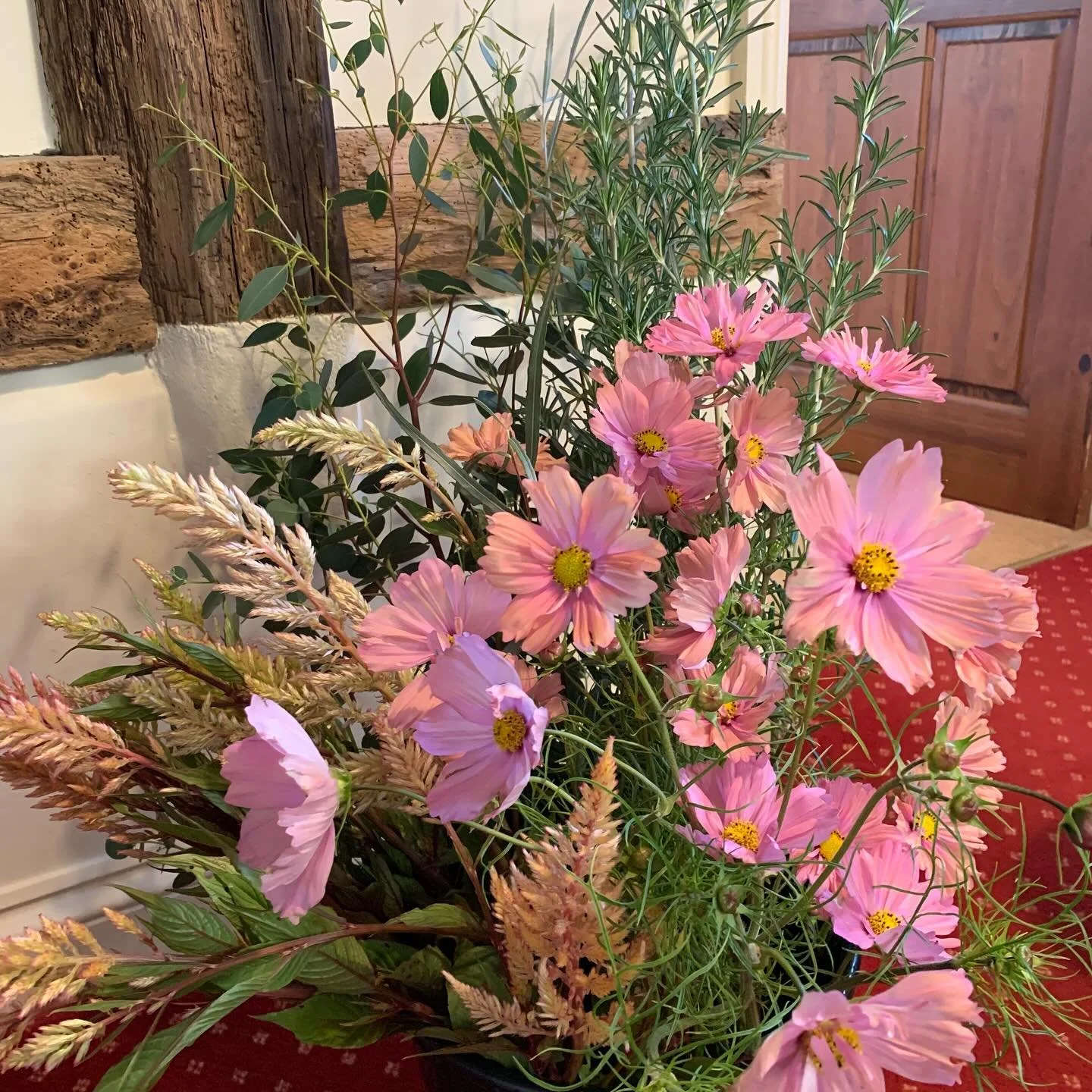 Buckets of flowers have headed to arty places this week!
First a mixed bucket of seasonal foliage and blooms to an art &amp; wine workshop run by @laurajattew in Saffron Walden
And the second bucket to the beautiful gallery ArtSpaces5-7 in Cambridge 
