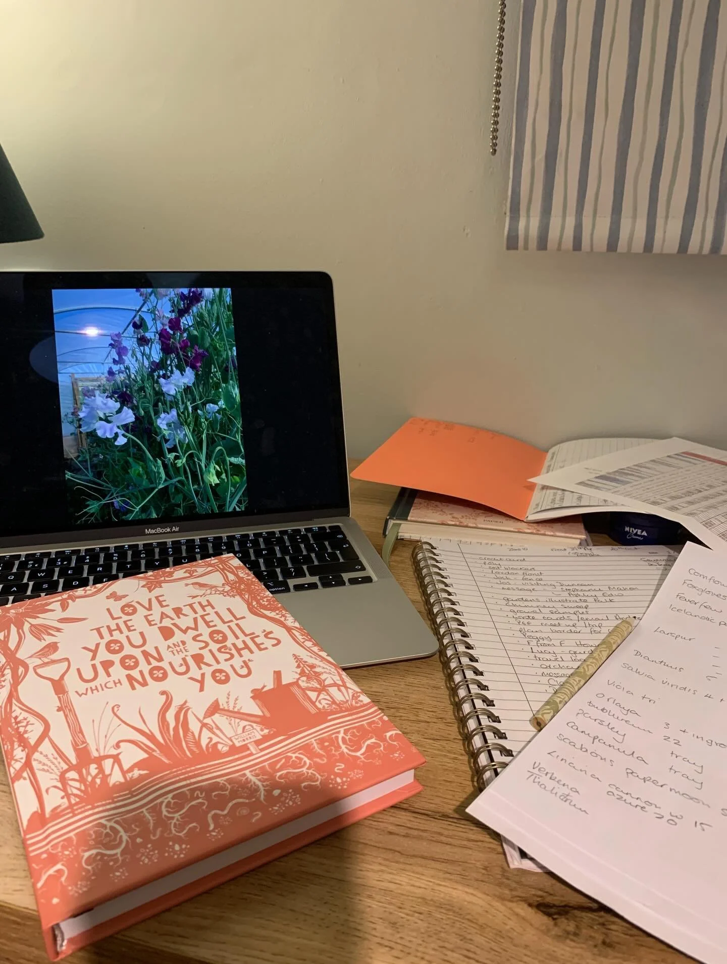 Flower Farm planning! It&rsquo;s going to be a year of Sweet Peas and Roses, with a sprinkling of Italian veg 😂  A slightly unusual but great combo 🌱🥰
#flowerfarmer 
#scentedflowers 
#italianvibes