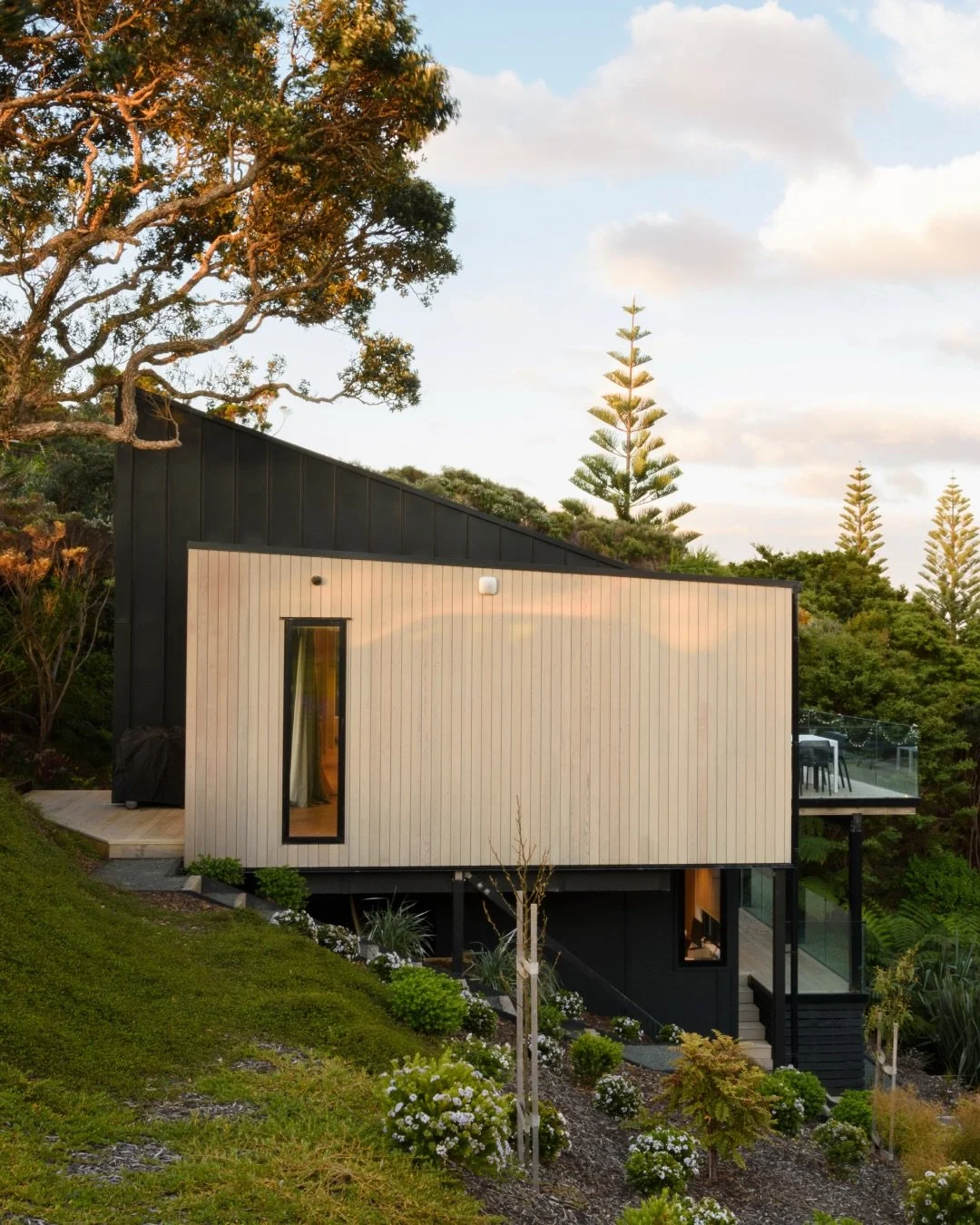 Give the gift of time away. Reserve Woolleys Retreat this Valentine&rsquo;s Day weekend and enjoy a complimentary Sans [ceutical] kit, designed for gentle rituals and effortless relaxation by the sea.

#ulastays #tutukaka #newzealand
