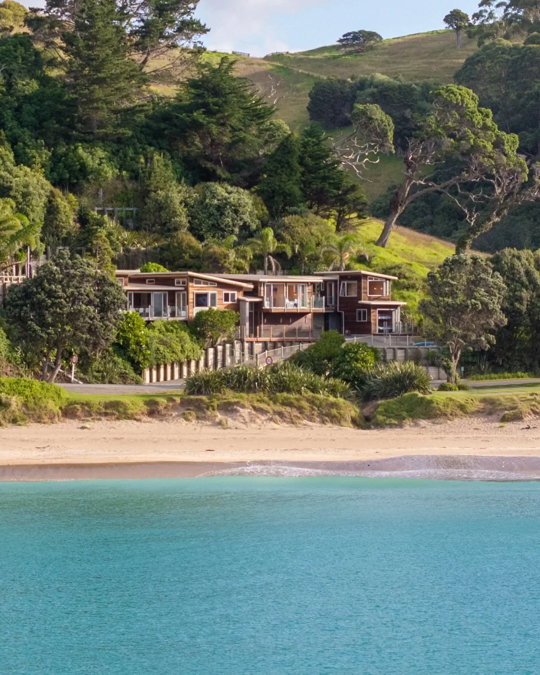 Wai Kai at Woolleys Bay is a place for families to gather, without needing to be together every moment. With room for twelve, the home offers generous shared spaces for long meals and activities together, alongside quiet corners and separate retreats