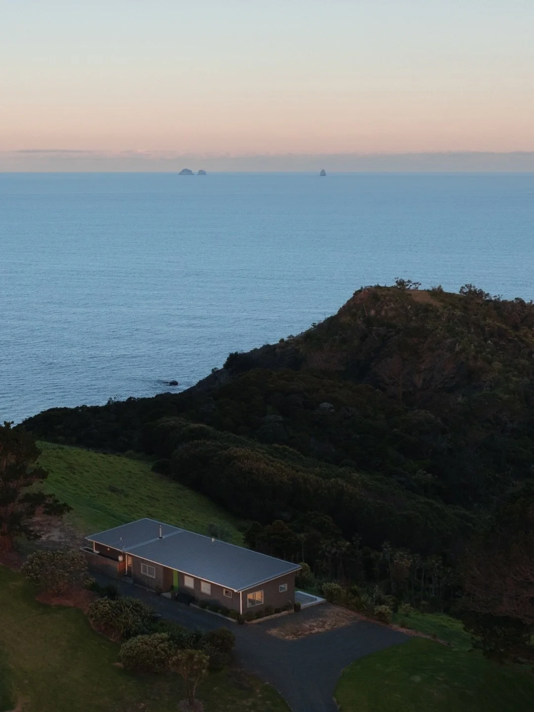Views, uninterrupted. Find your next escape at The Cottage &ndash; available this weekend. 

#ulastays #tutukaka #newzealand #northland