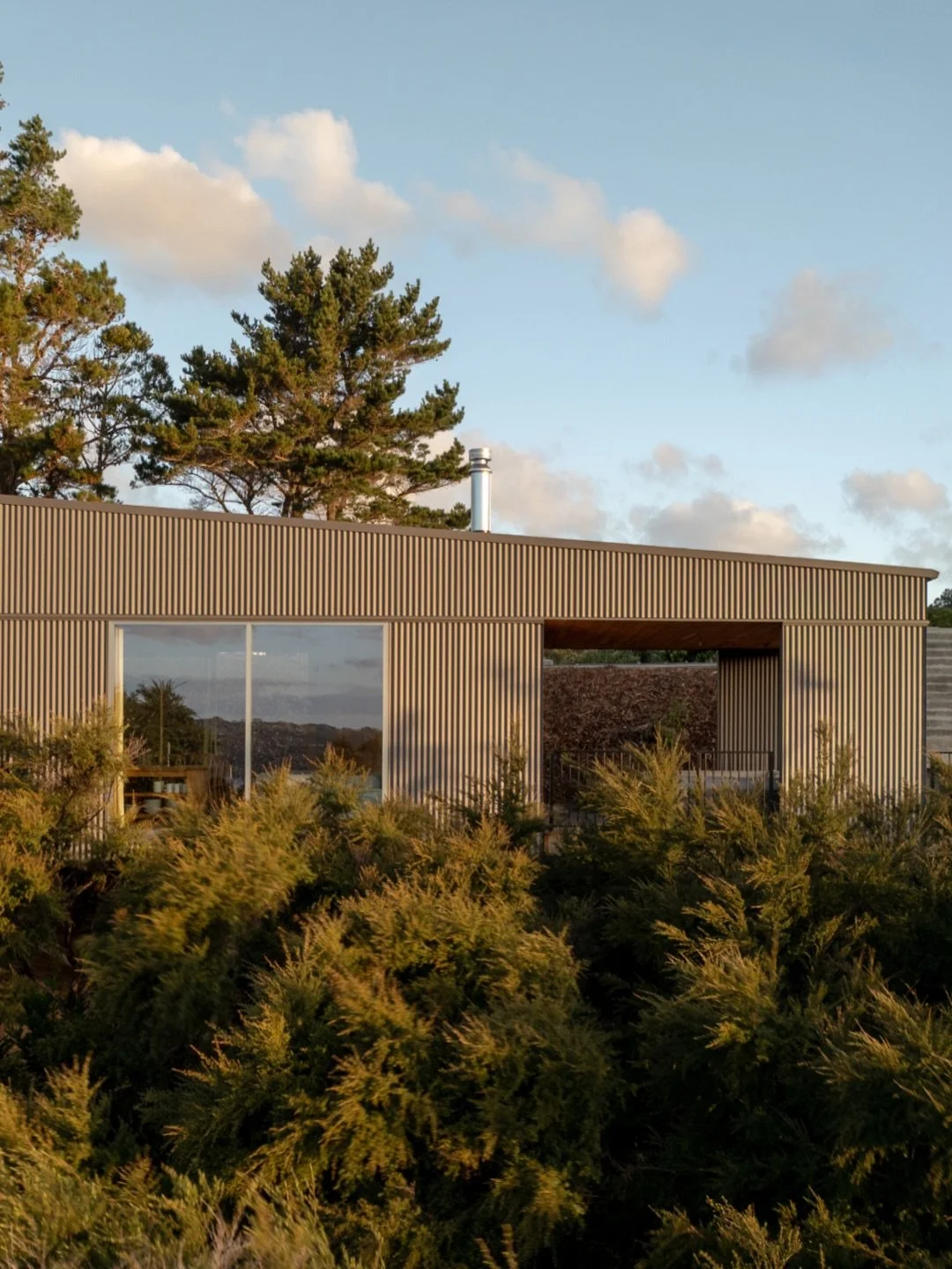 Always open to the elements, āwhā is a stay defined by quiet immersion in nature. In rain or in light, the retreat reveals itself differently, yet remains equally assured. Warm yourself by the fire, or trace the slow drift of light as it moves throug