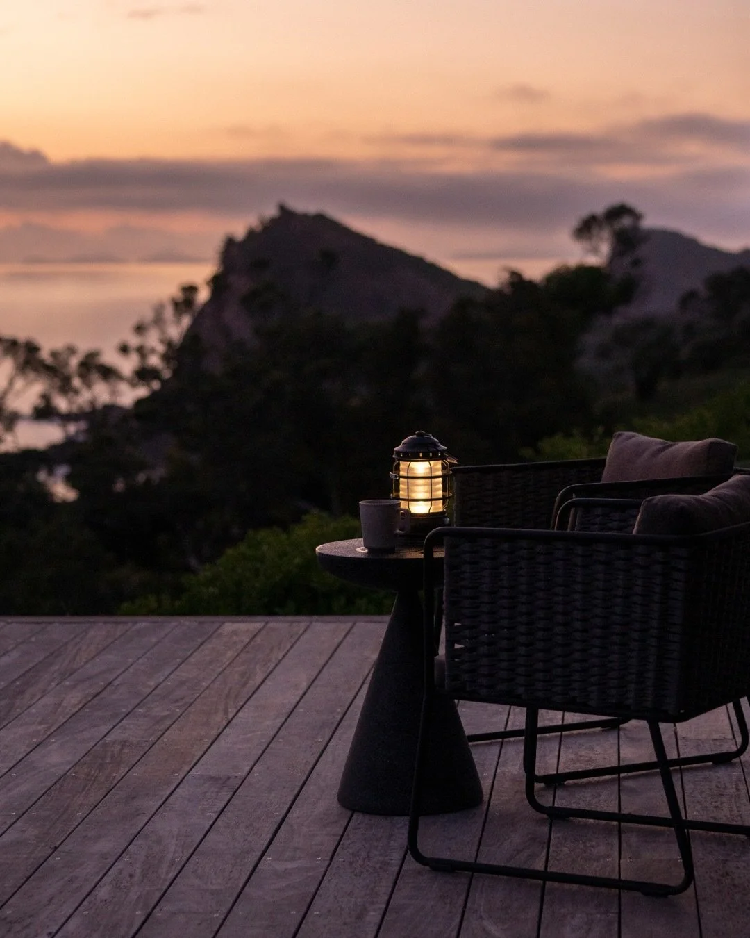 Pink skies, a warm drink &amp; nowhere else to be. 

Book your winter getaway on the coast and watch the colours change from the comfort of your stay.

#ulastays #tutukaka #northland