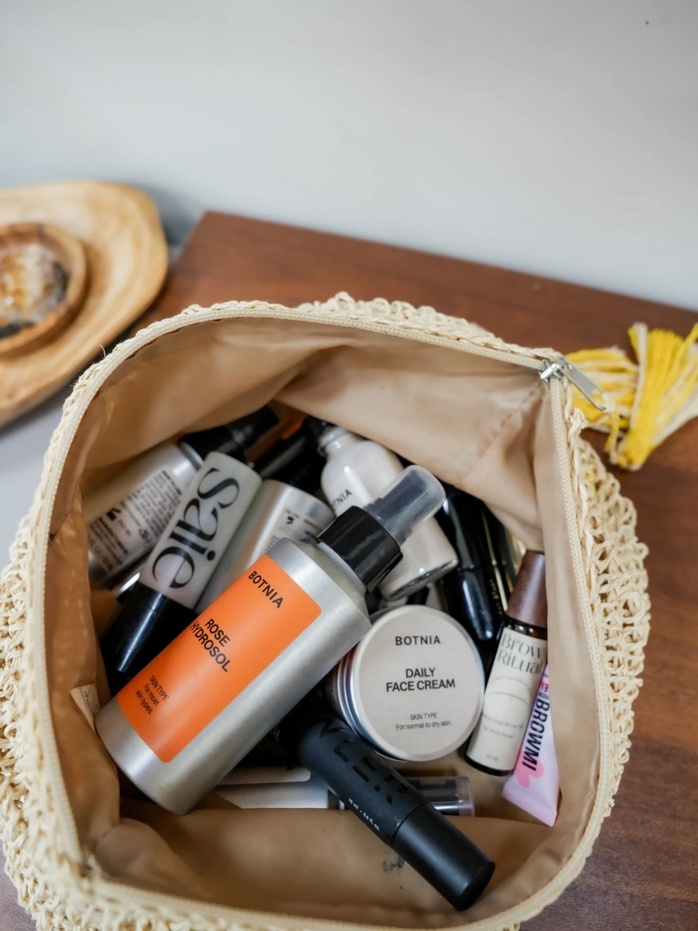 what I&rsquo;m never without:
@botniaskincare everything + the brow oil that lives rent free in my bag 🌿

-
#holisticesthetician #browdoula #naturalskincareproducts #beautyasritual #cleanbrows