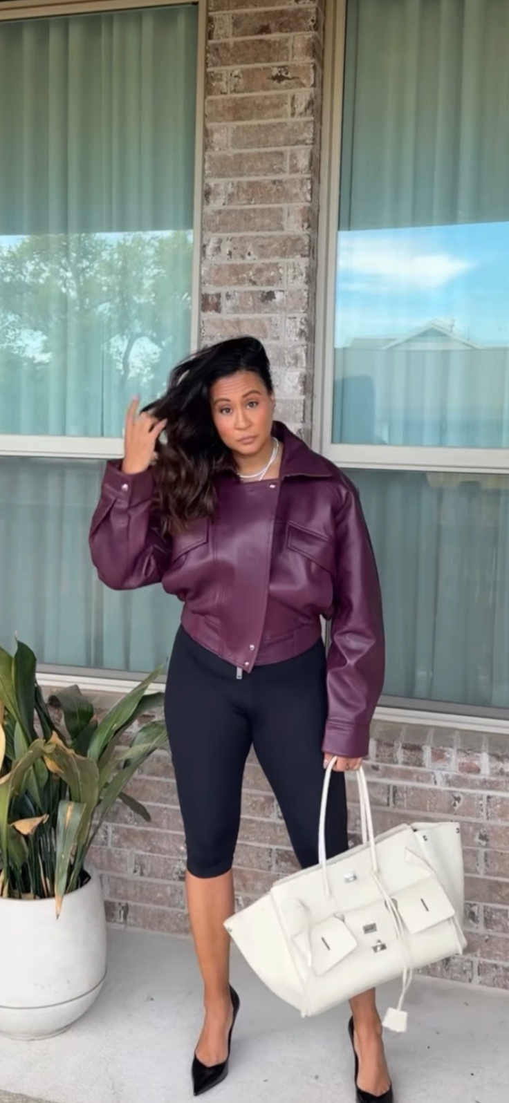 The “Off-Duty Model” Formula: Capri Pants, Oversized Jackets &amp; Minimal Accessories