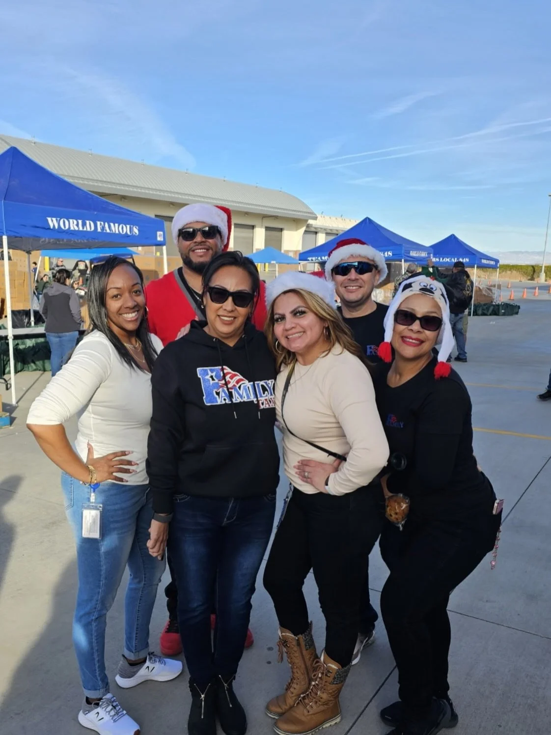 Gracias a @avta_1 🙌🏼 y a todos los voluntarios que se unieron para llevar alegr&iacute;a y apoyo a nuestras familias del Antelope Valley. En 🇺🇸Family Tax, creemos en presentarnos, ayudar y construir comunidad &mdash; dentro y fuera de la oficina.