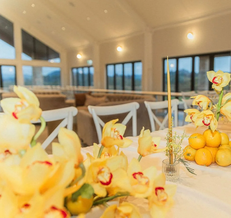 Breaking up all the open day + styled shoot magic with a peek at a gorgeous little intimate dinner party&hellip; pure sunshine in a room. 🌼💛
🍋 Photographed beautifully by @4schaw_photography and styled by the always incredible @janesmith_floraldes
