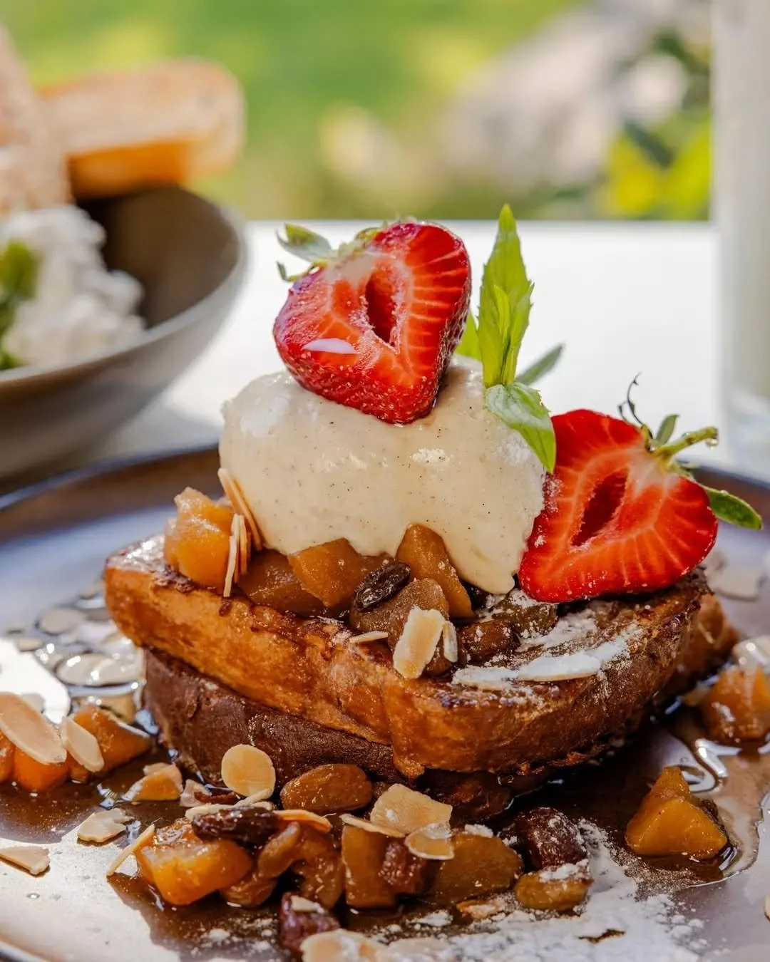 Start your day the Spanish way! Torrijas topped with luscious orange mascarpone and crunchy toasted almonds! 🍊🍓