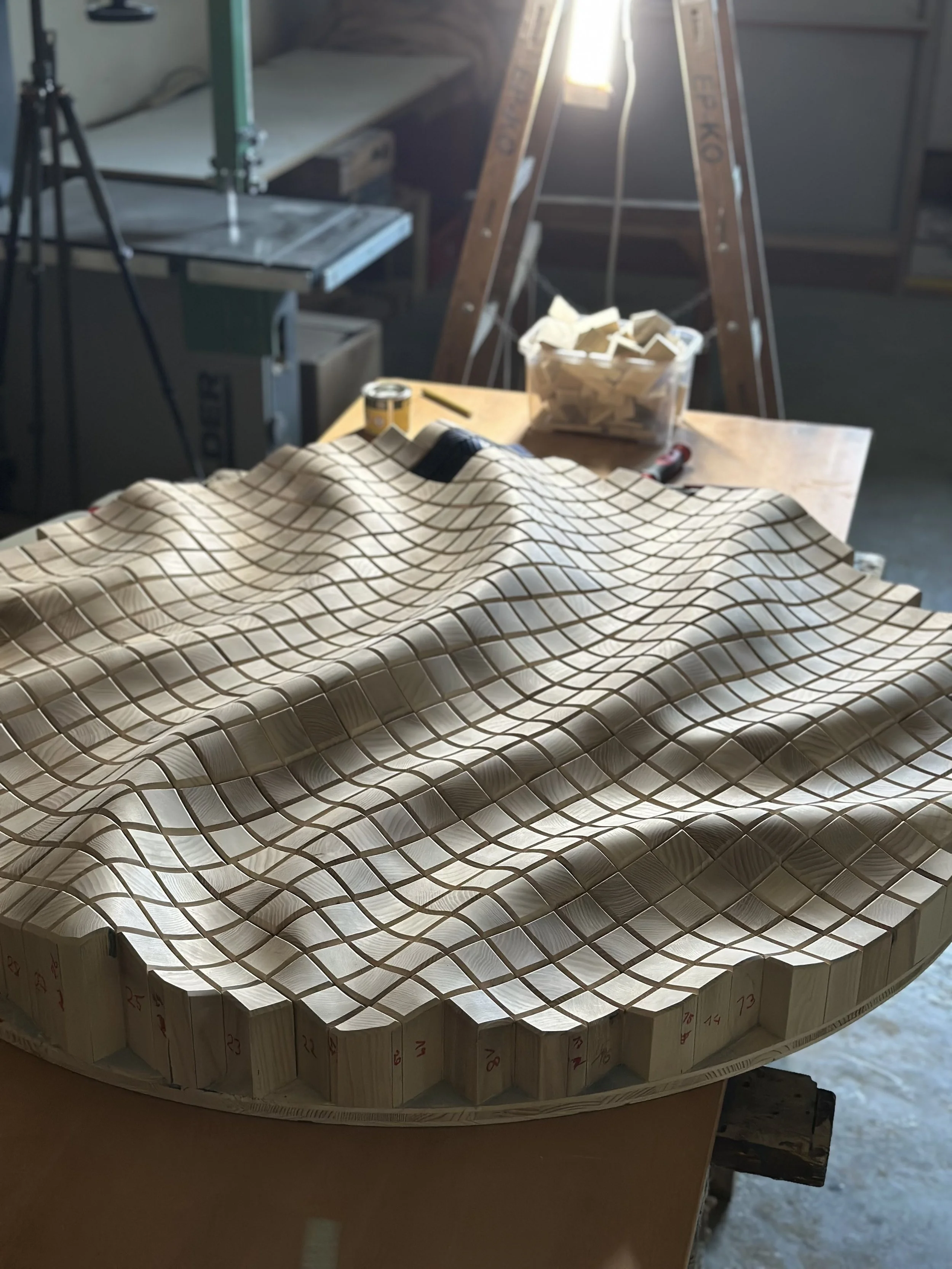 Eine Einzigartige Handgemacht Holz-Skulptur aus über 750 einzelnen Stücken.
