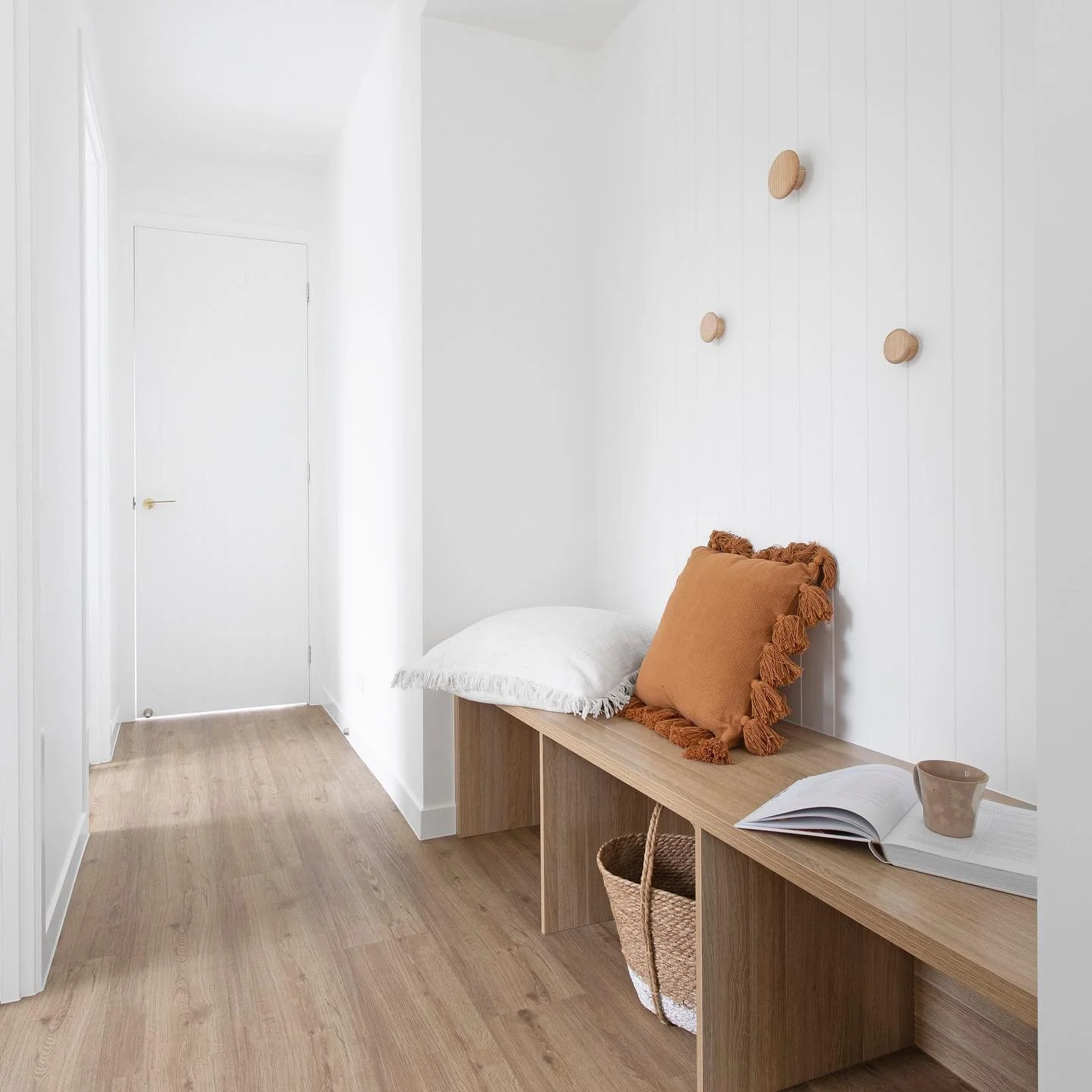 Seriously, how GOOD is a mudroom space, can be small but it is oh so mighty 😆 School bags, hats, shoes all in the one place to make those mornings all the less stressful 😅
HOT TIP 🔥 place it in a spot where you walk past to leave and enter your ho