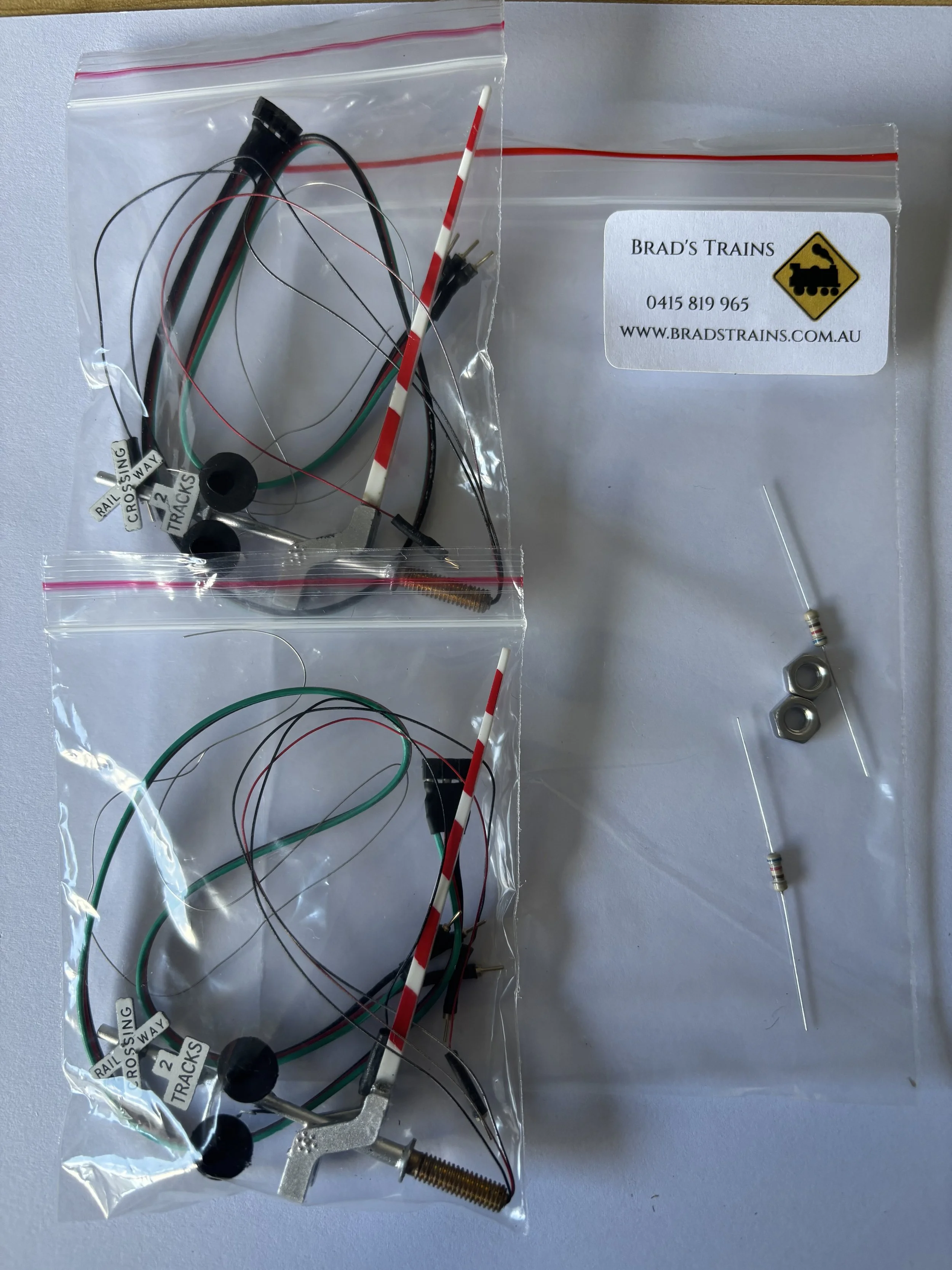 HO scale Crossing Signals and gate - (Lights one side) - Pack of 2