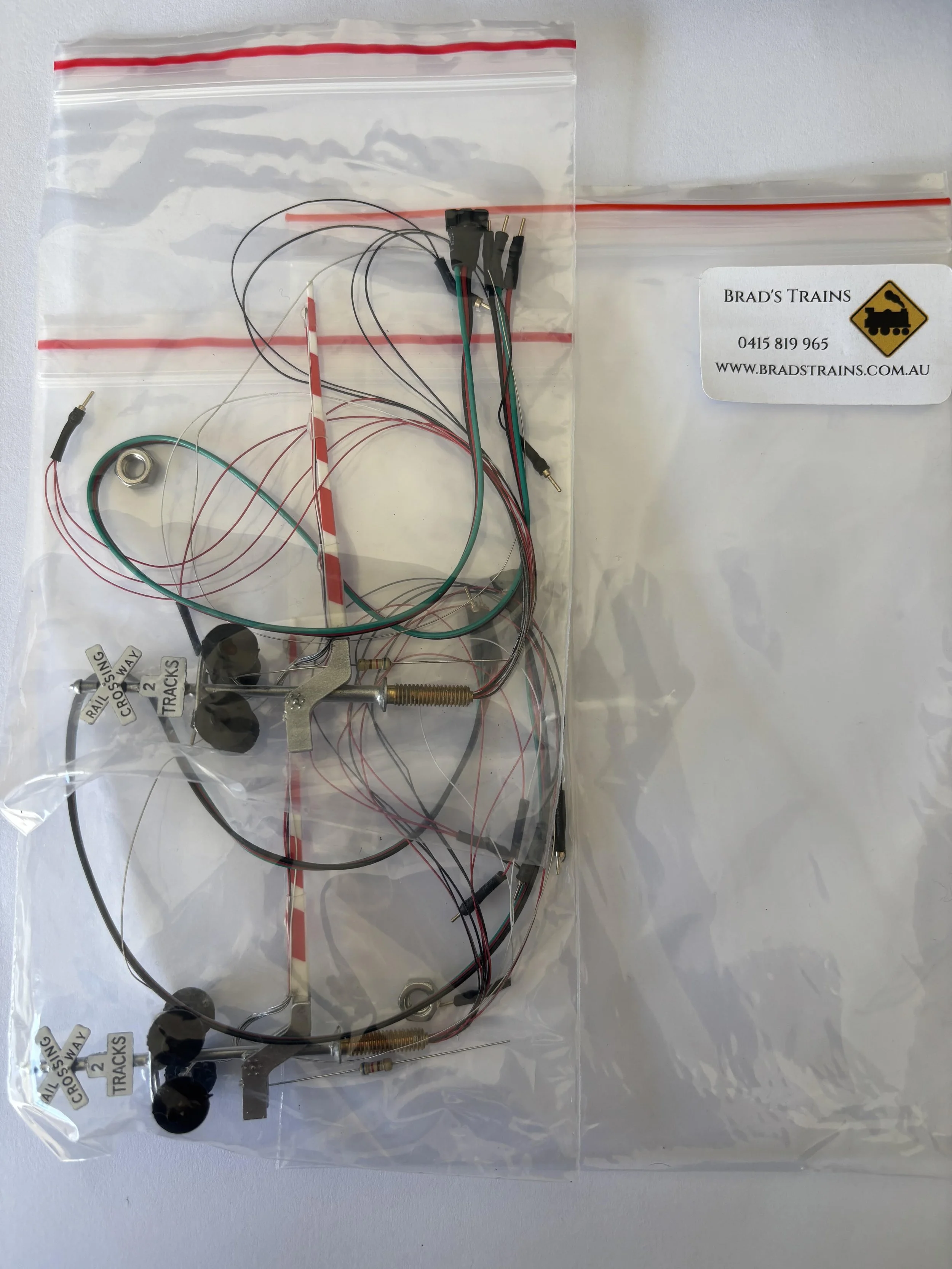 HO scale Crossing Signals and gate - (Lights both sides and on boom) - Pack of 2