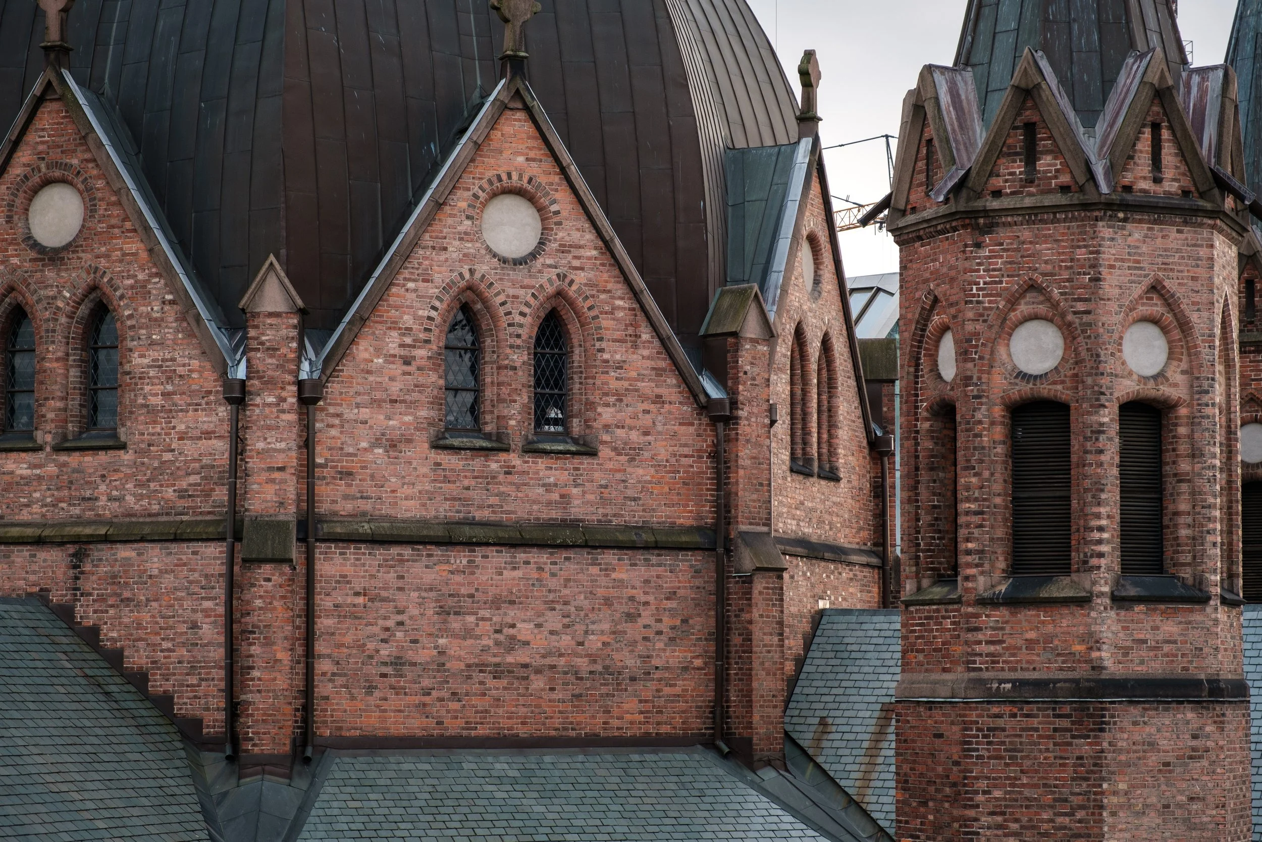 Det var arkitekten Alexis de Chateauneuf som vant arkitektkonkurransen i 1849. Han rakk knapt å starte før han ble syk og døde.