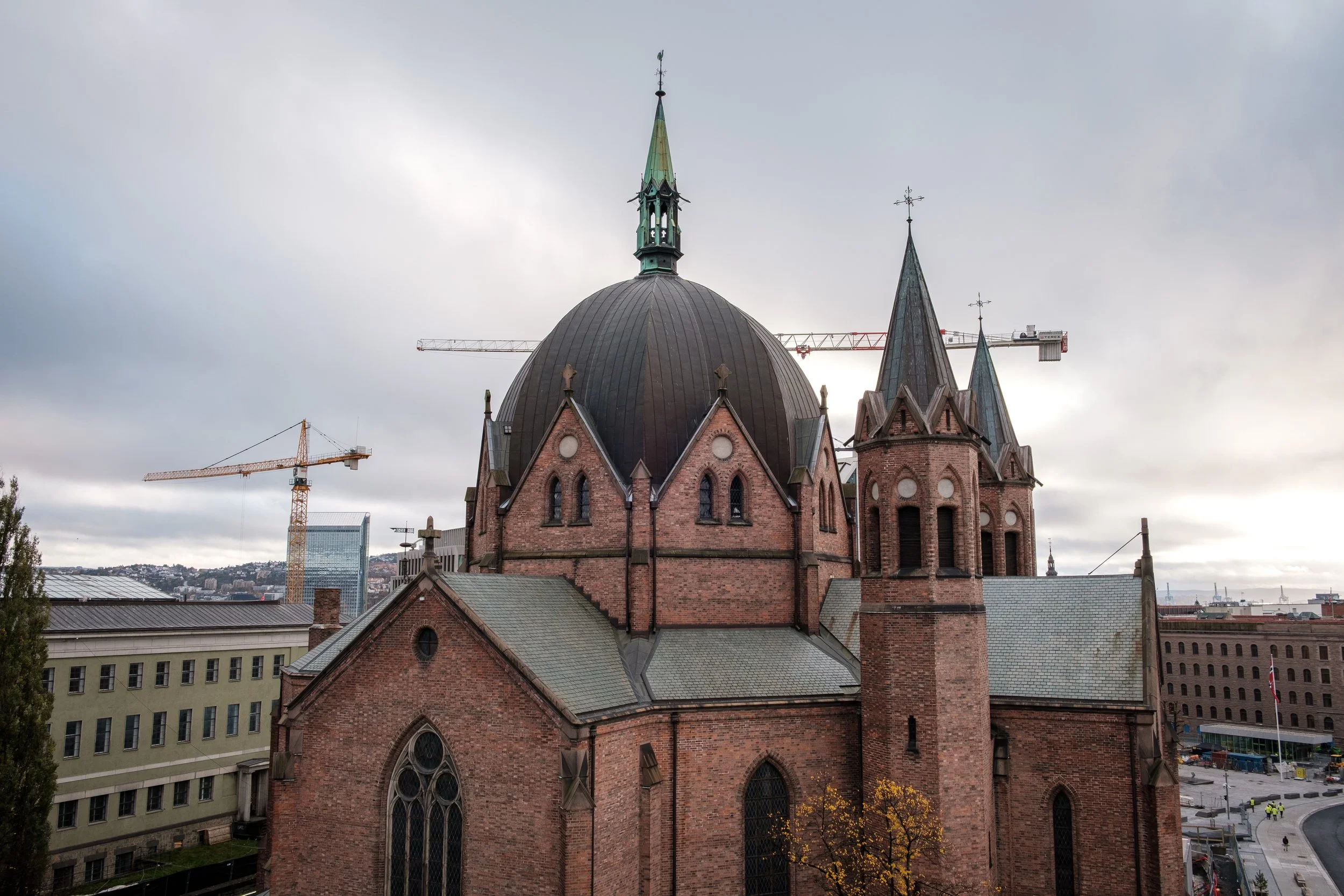 I likhet med Chateauneuf ble den første grunnsteinen lagt i jorda i 1853. 1,5 år senere sto spiret ferdig, som om kirken hastet med å strekke seg mot himmelen.